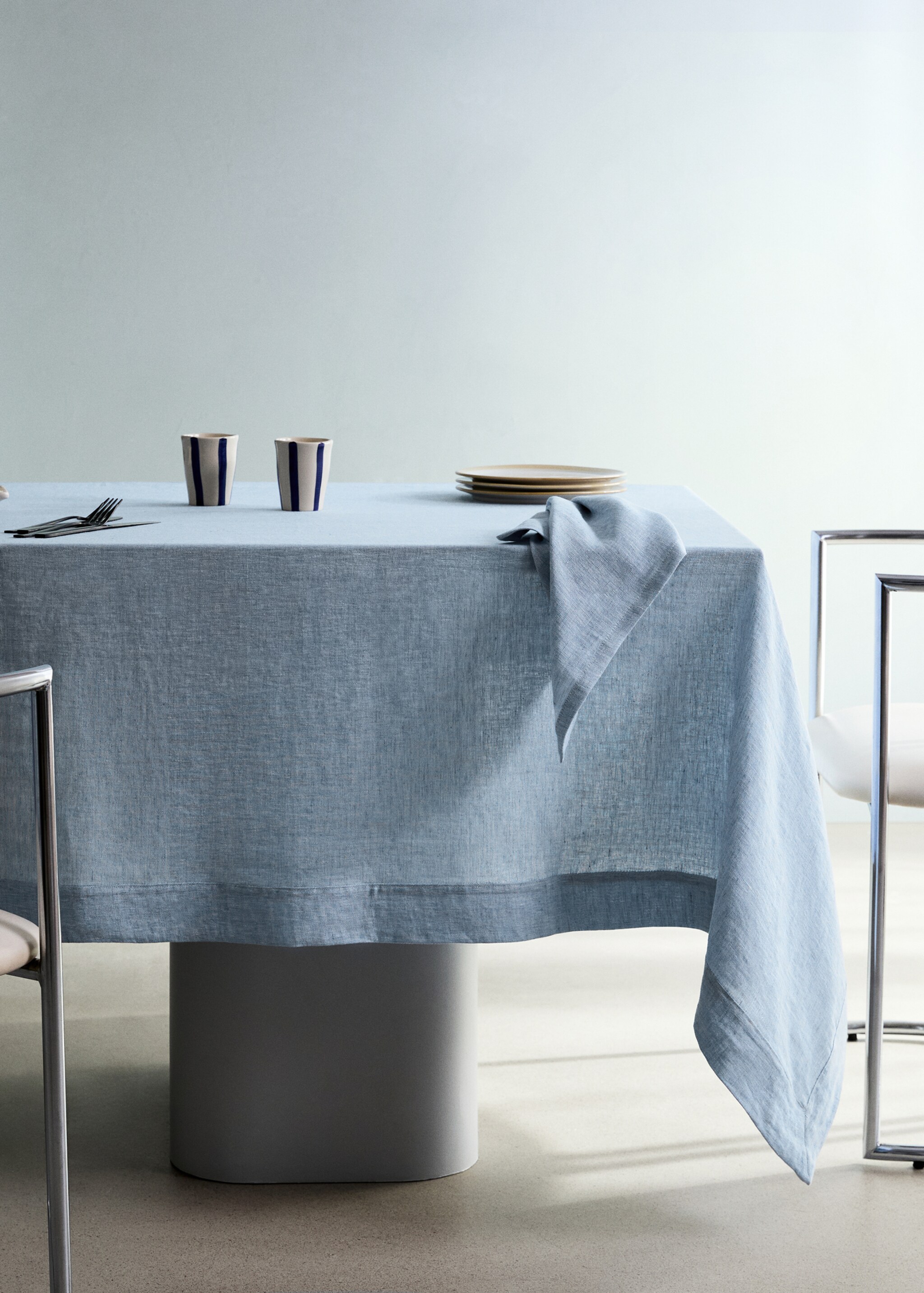 Tischdecke aus 100 % Leinen mit Melange-Effekt für 6 bis 8 Personen - Allgemeine Ansicht, Blau. Ref: 27051310-00.