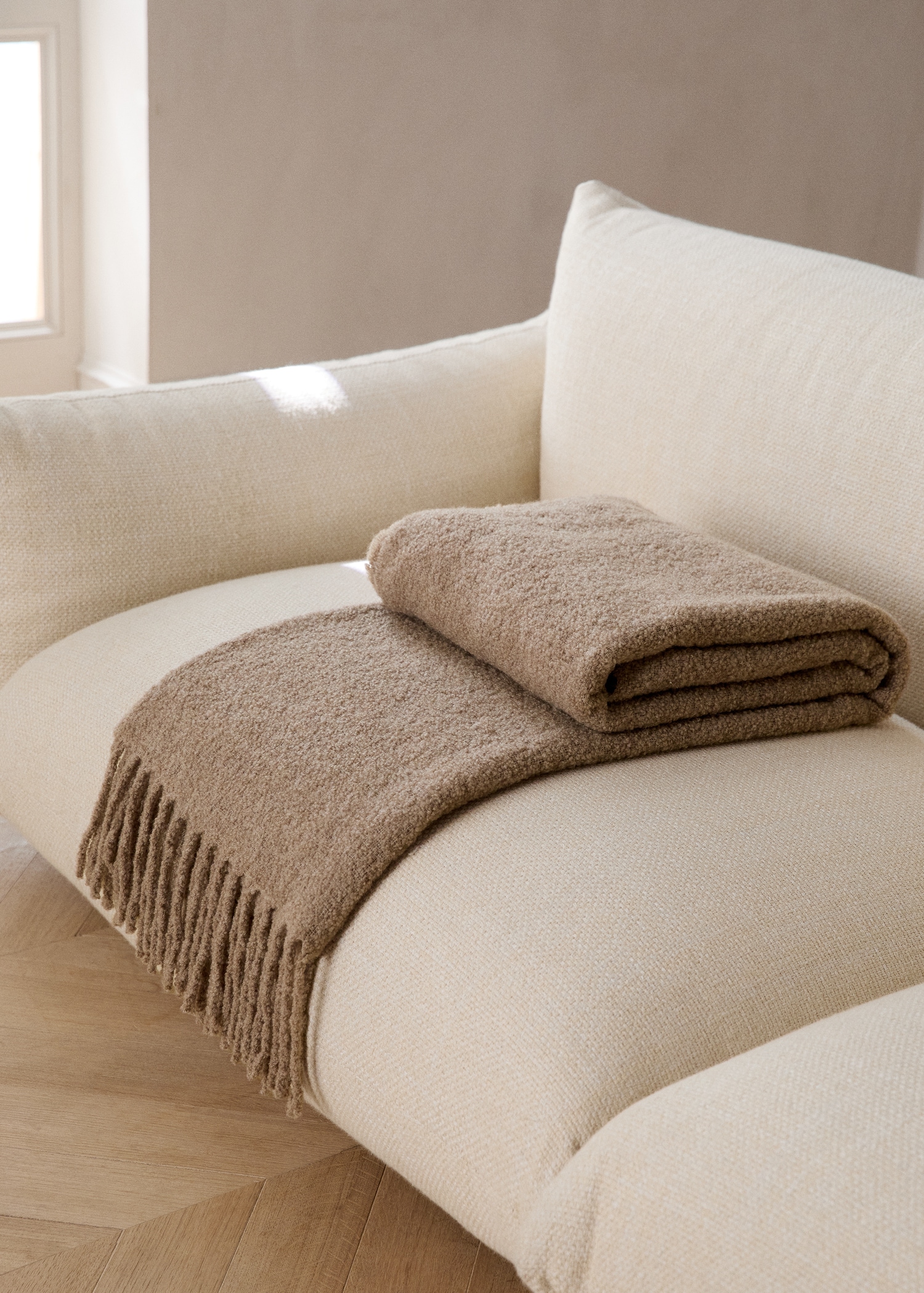Bouclé wool throw with tassels - General plane