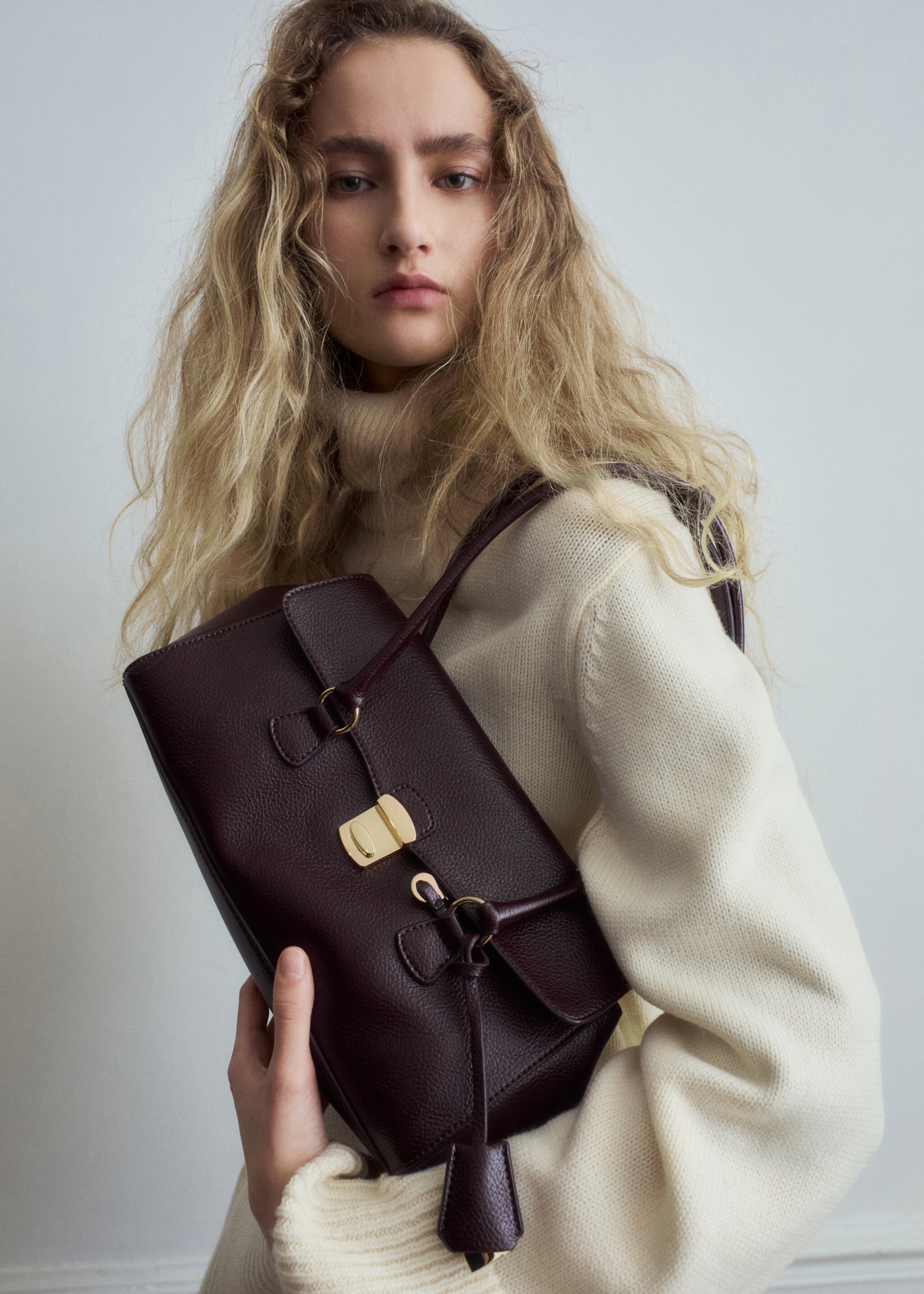 City shoulder bag with flap - General plane, Burgundy. Ref: 27051346-00.