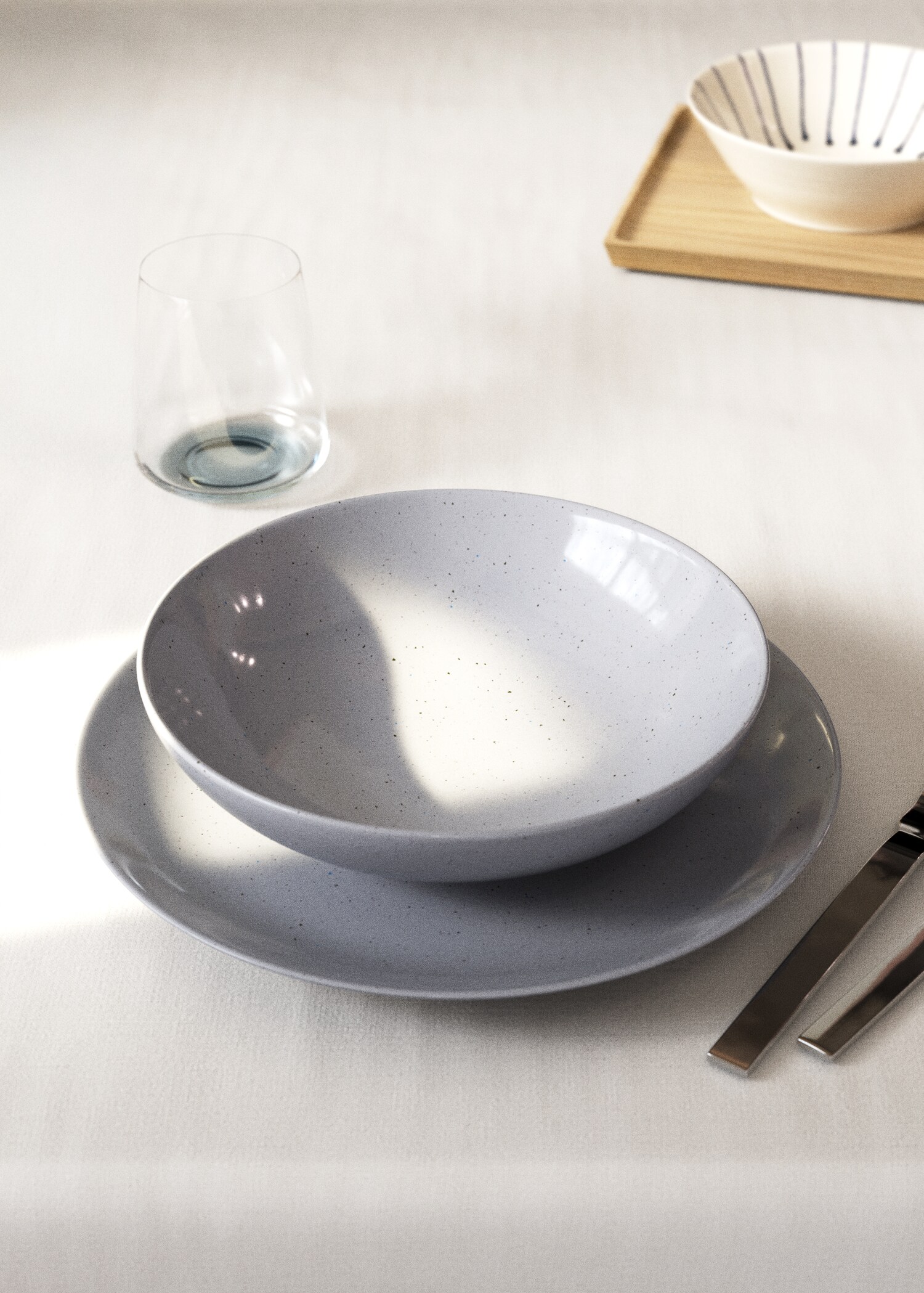 Deep stoneware plate with spots - General plane