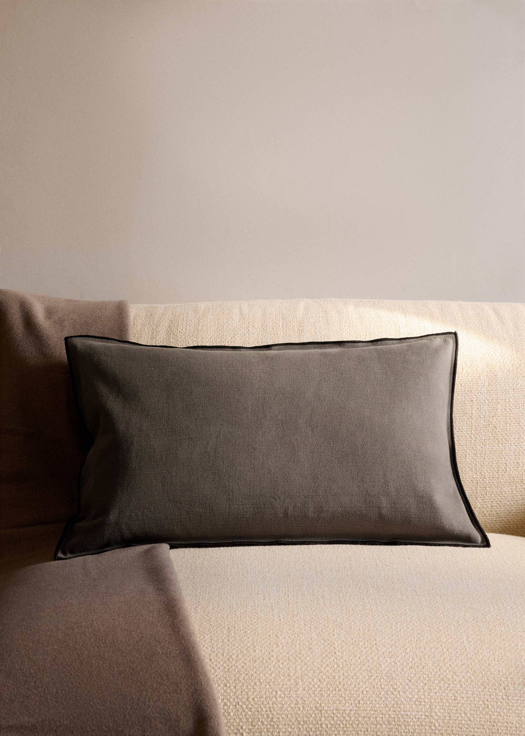 Povlak na polštář overlockový lem bavlna a len 40 x 60 cm - Celkový náhled, Středně šedá vigore. Ref: 27051526-00.