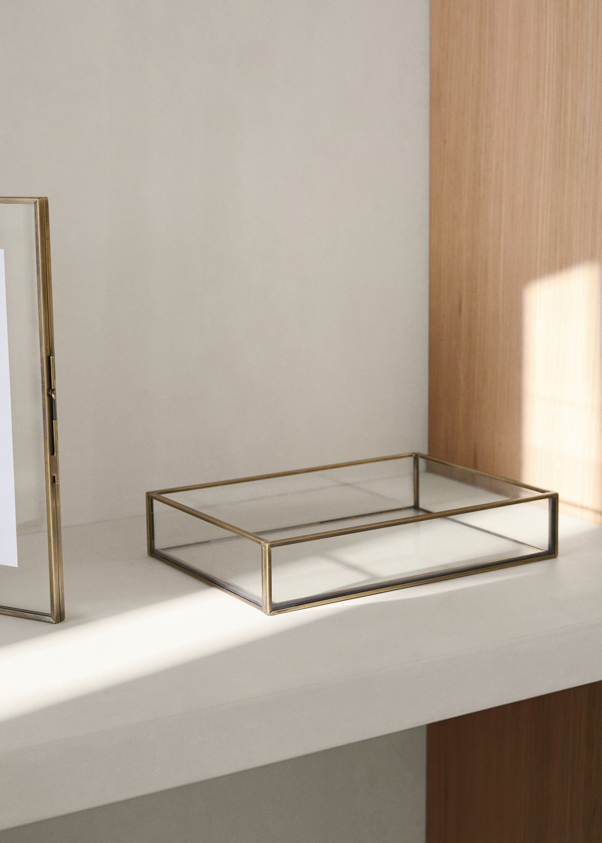 Small glass embossed decorative tray - General plane, Gold. Ref: 27052904-00.