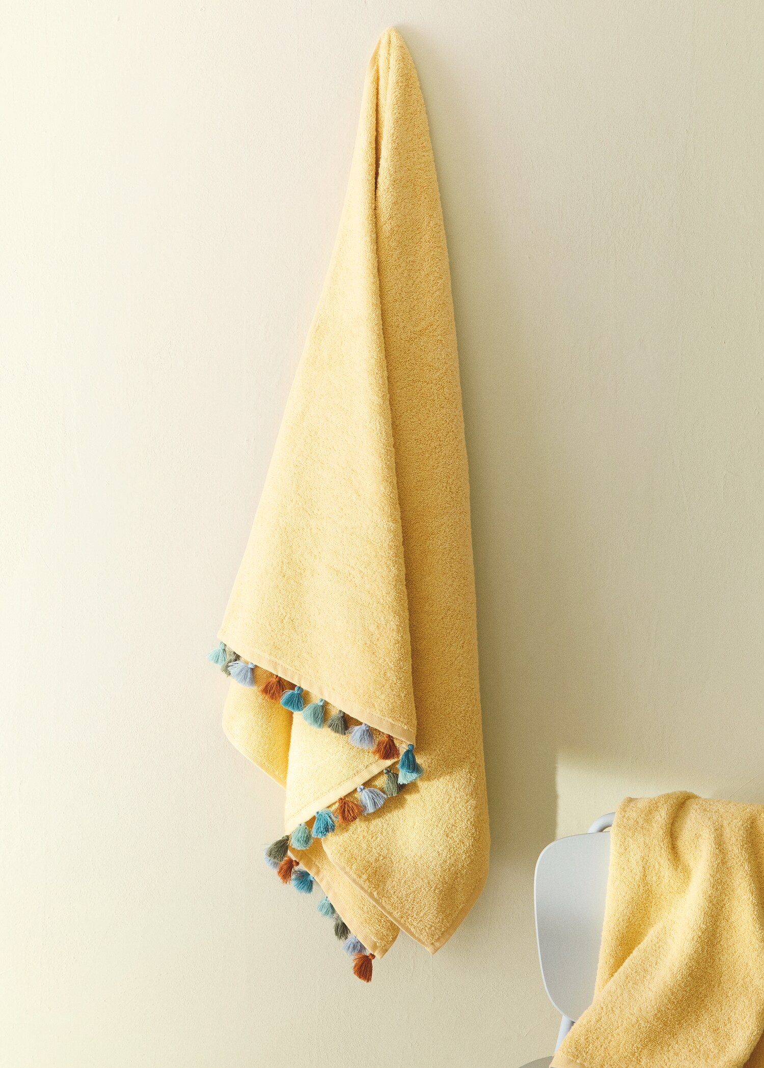 Children's cotton bath towel with multi-coloured pom-poms - General plane