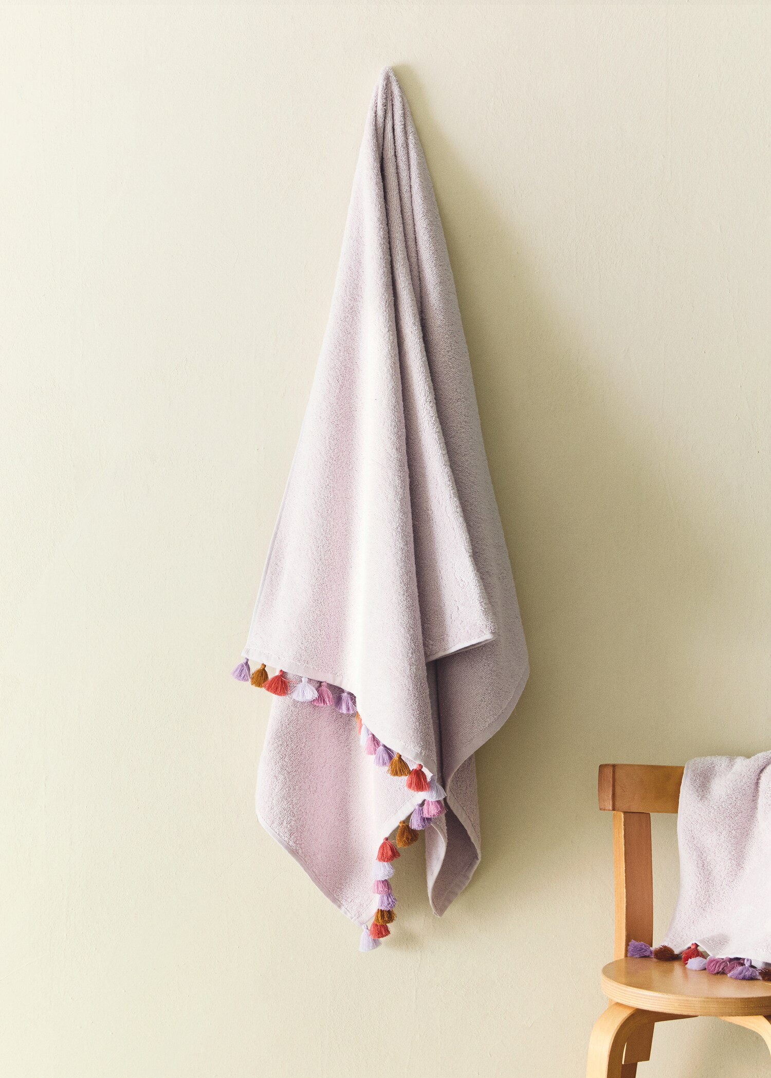 Children's cotton bath towel with multi-coloured pom-poms - General plane