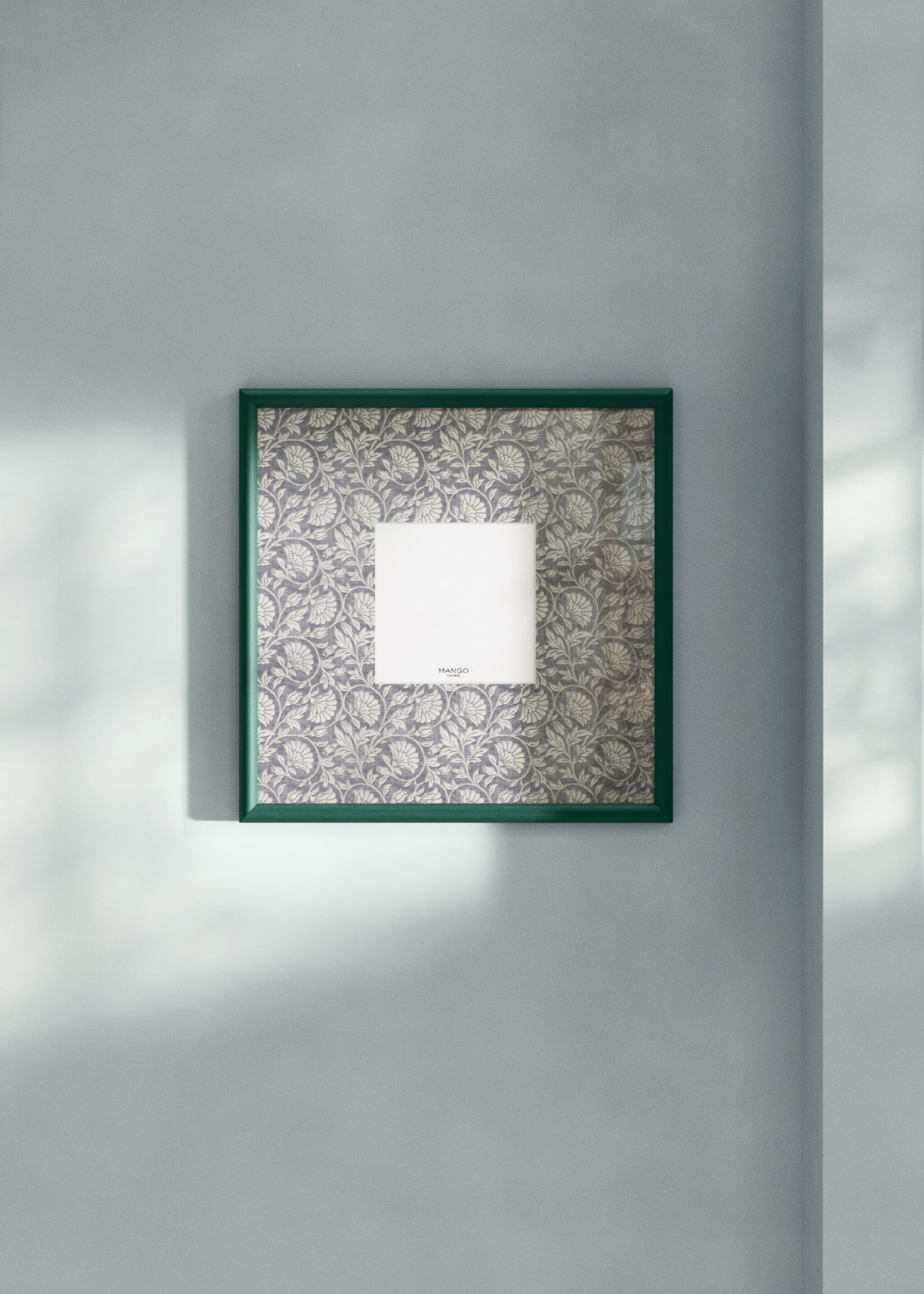 Großer Bilderrahmen mit kontrastierendem Blumenmuster - Allgemeine Ansicht, Billardgrün. Ref: 27052936-00.