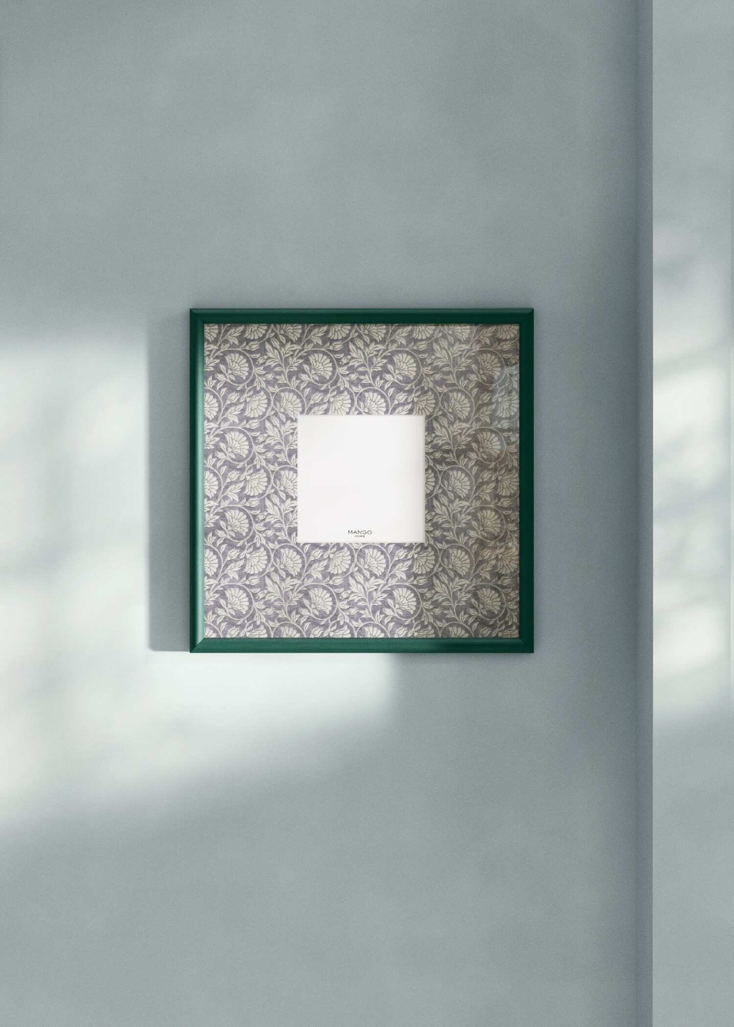 Großer Bilderrahmen mit kontrastierendem Blumenmuster - Allgemeine Ansicht