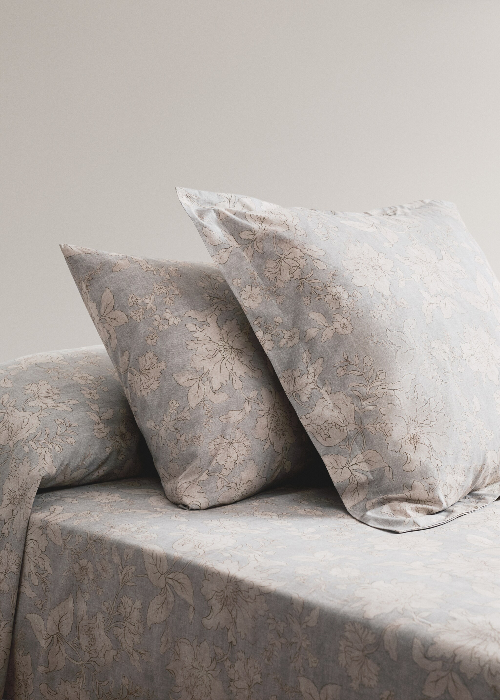 Two vintage floral percale cotton pillowcases 60 x 60 cm - General plane, Light/Pastel Grey. Ref: 27053325-00.