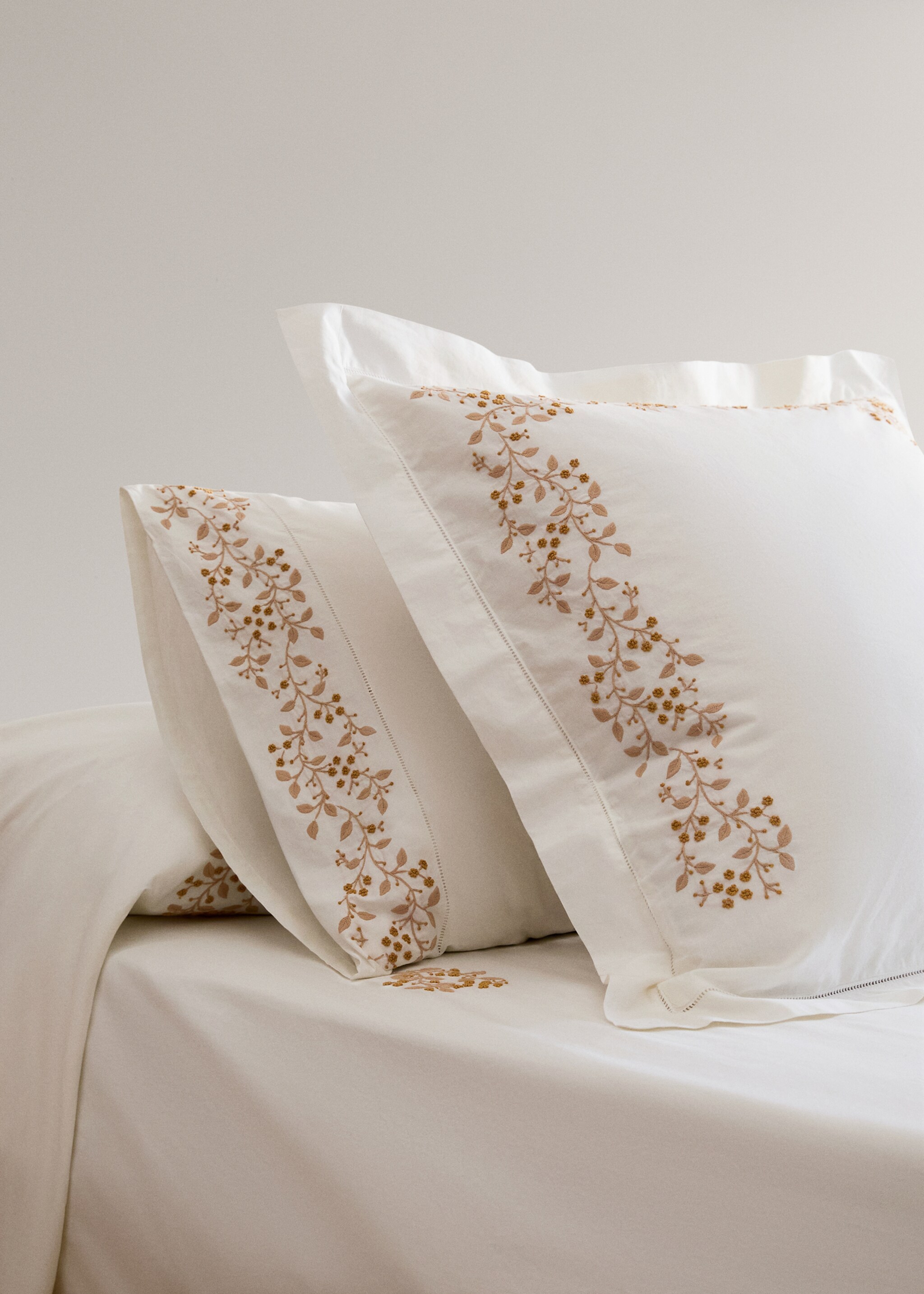 Cotton percale pillowcase with embroidered flowers 50x75 cm - General plane, Pastel Orange. Ref: 27053721-00.