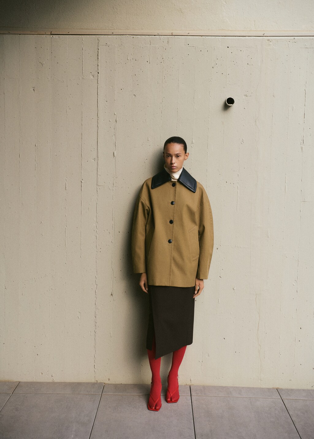 Trench coat with faux leather collar
