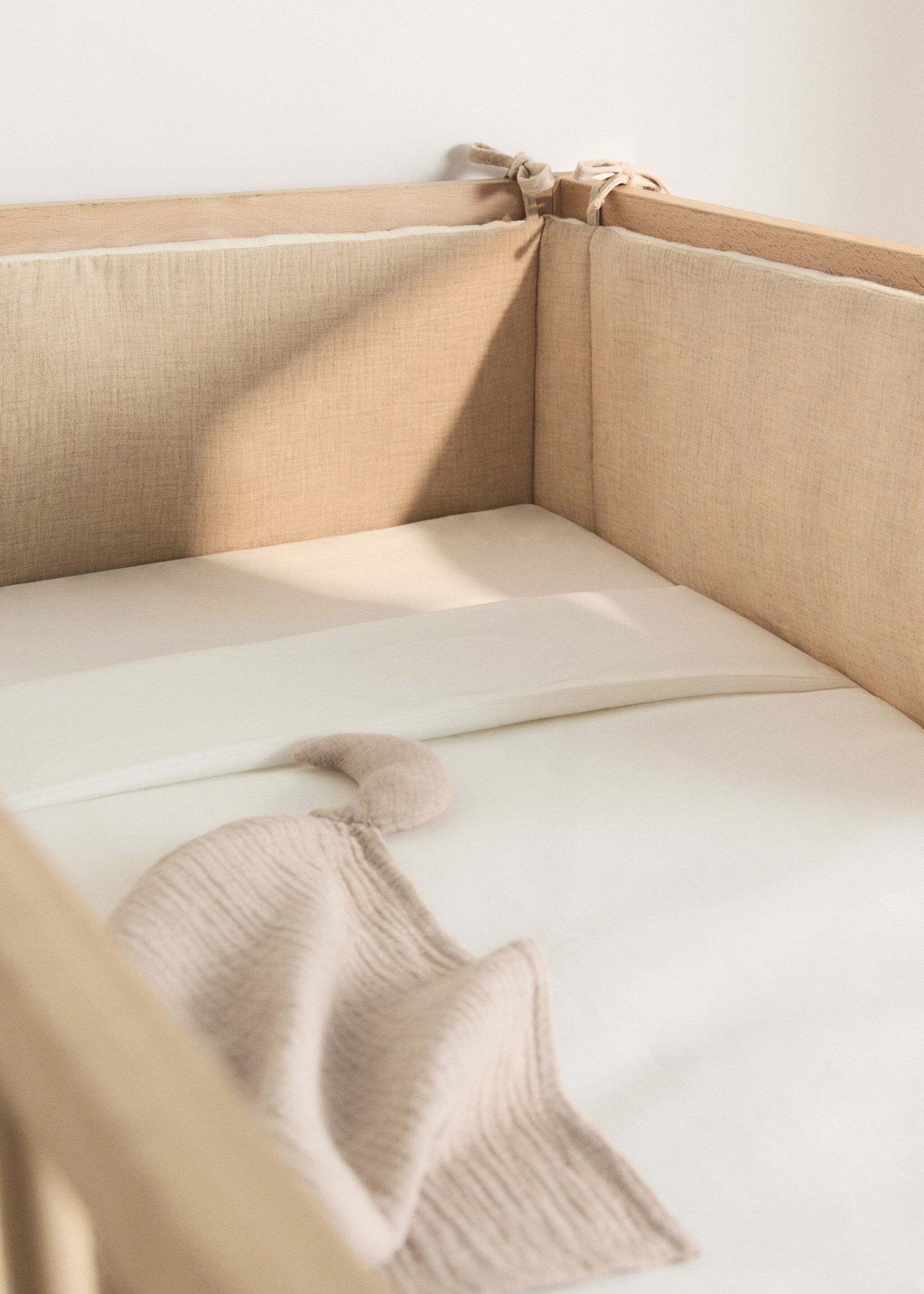 Kinderbettschutz aus Baumwollgaze - Allgemeine Ansicht, Beige. Ref: 27054787-00.