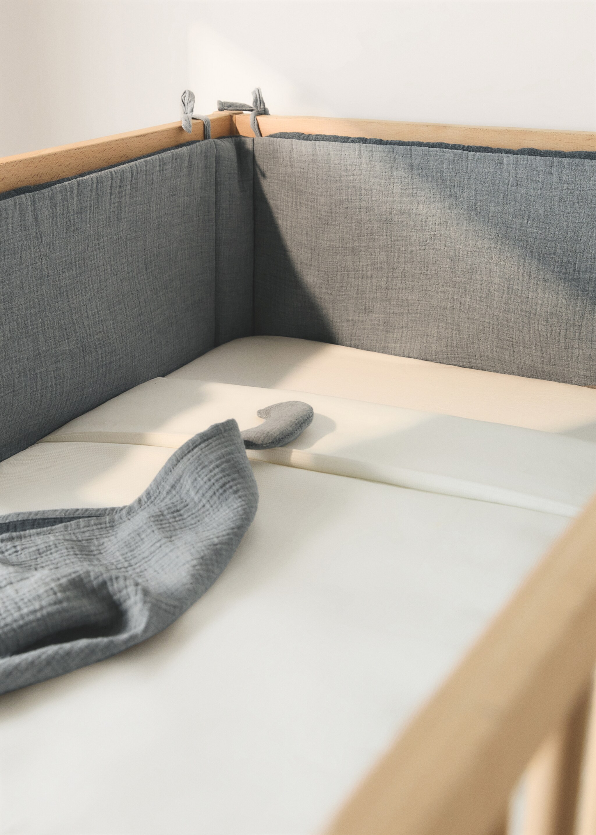 Kinderbettschutz aus Baumwollgaze - Allgemeine Ansicht, Grau. Ref: 27054787-00.