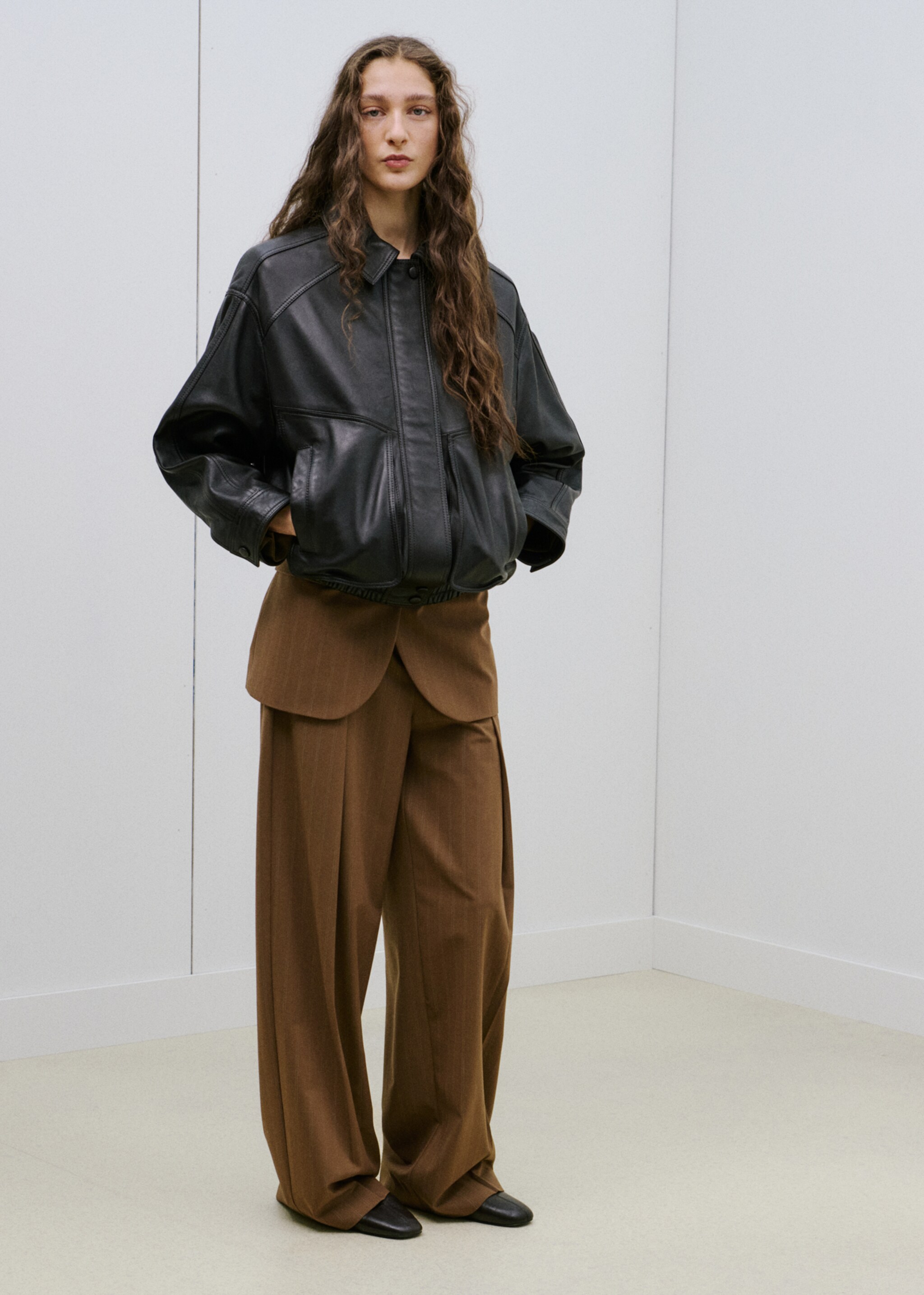 Pantalon de costume fines rayures - Plan général, Caramel. Ref: 27055156-00.