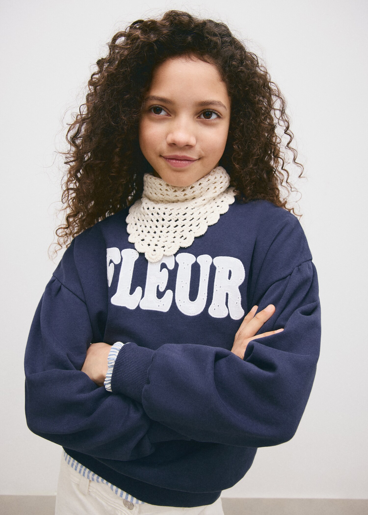 سويت شيرت قطن بنص مطرز - رؤية عامة