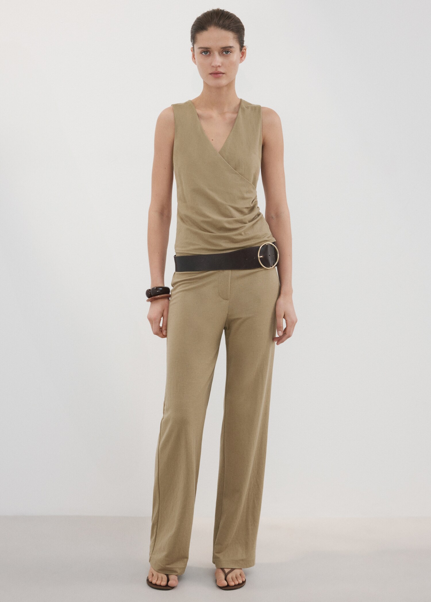 Straight mid-rise trousers - General plane
