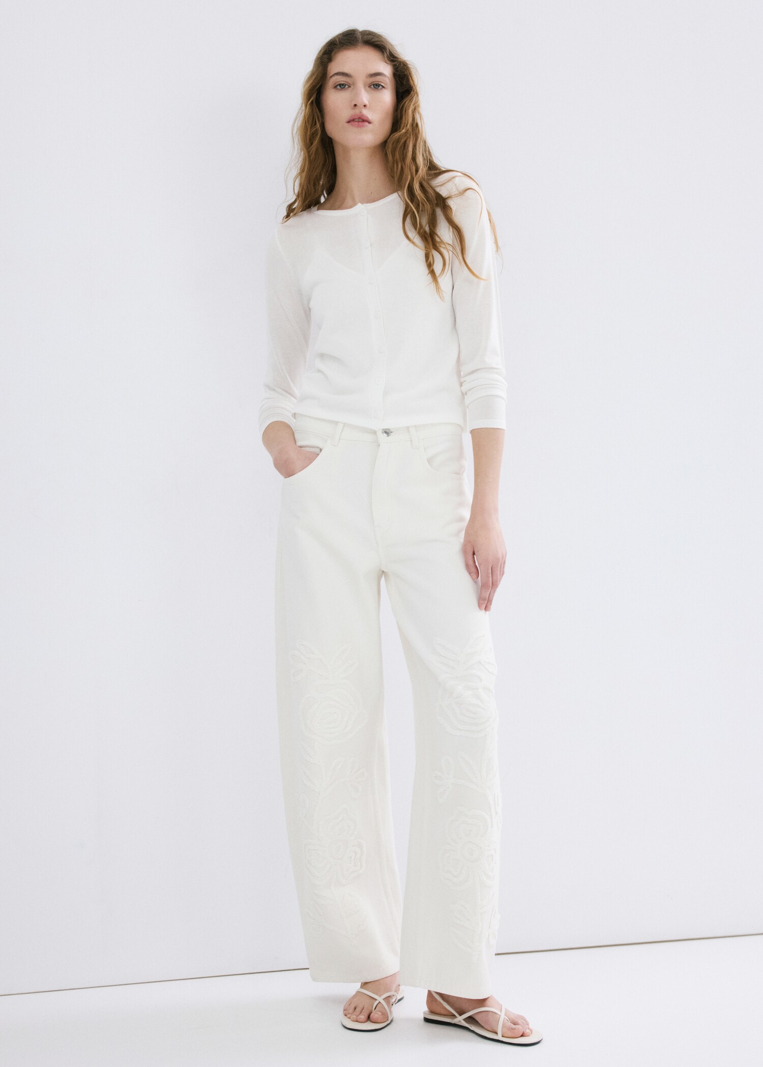 Jean large avec broderie à fleurs - Plan général