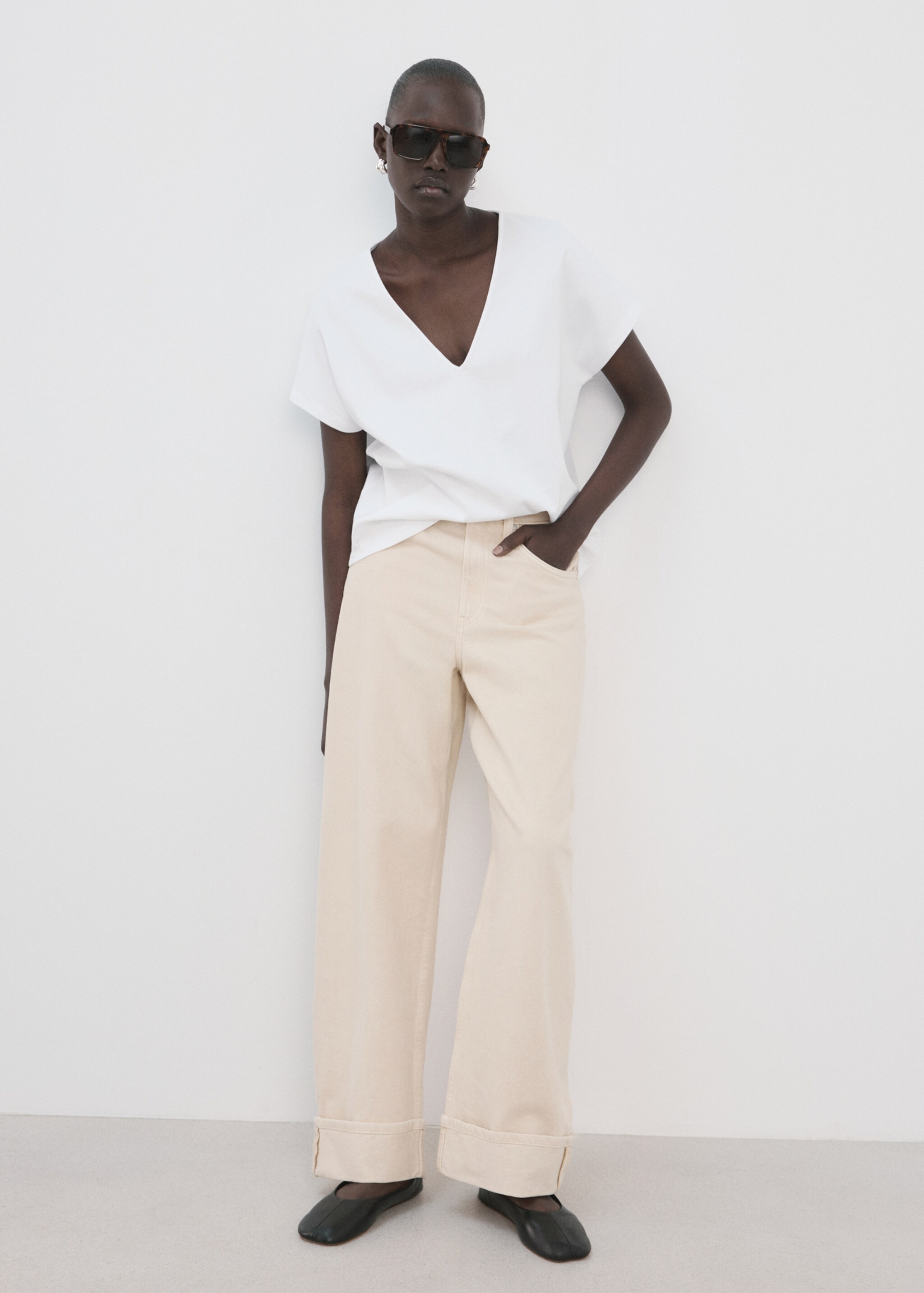 تي شيرت قطني بتصميم رقبة على شكل حرف V - رؤية عامة, أبيض. Ref: 27057164-00.