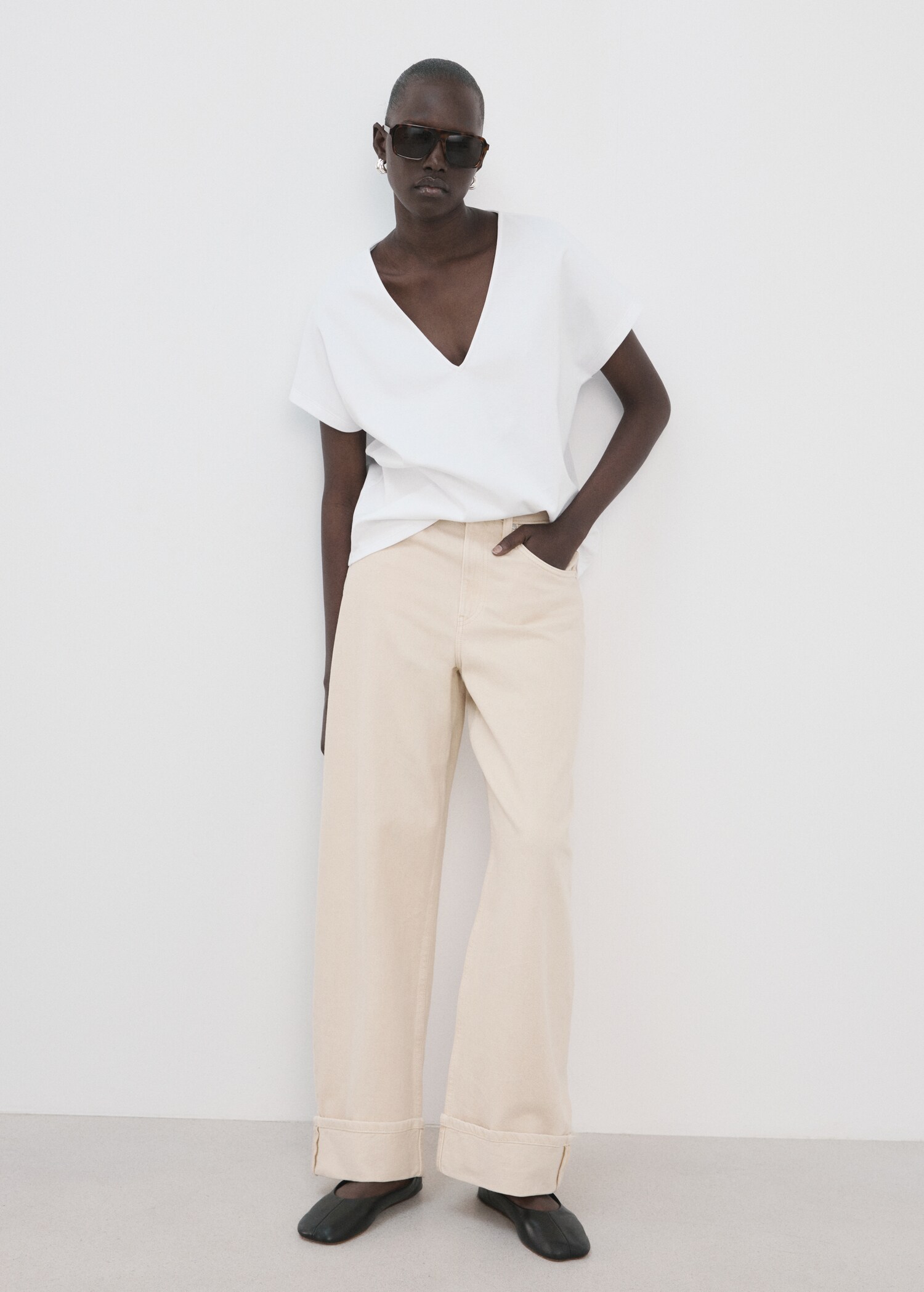 تي شيرت قطني بتصميم رقبة على شكل حرف V - رؤية عامة