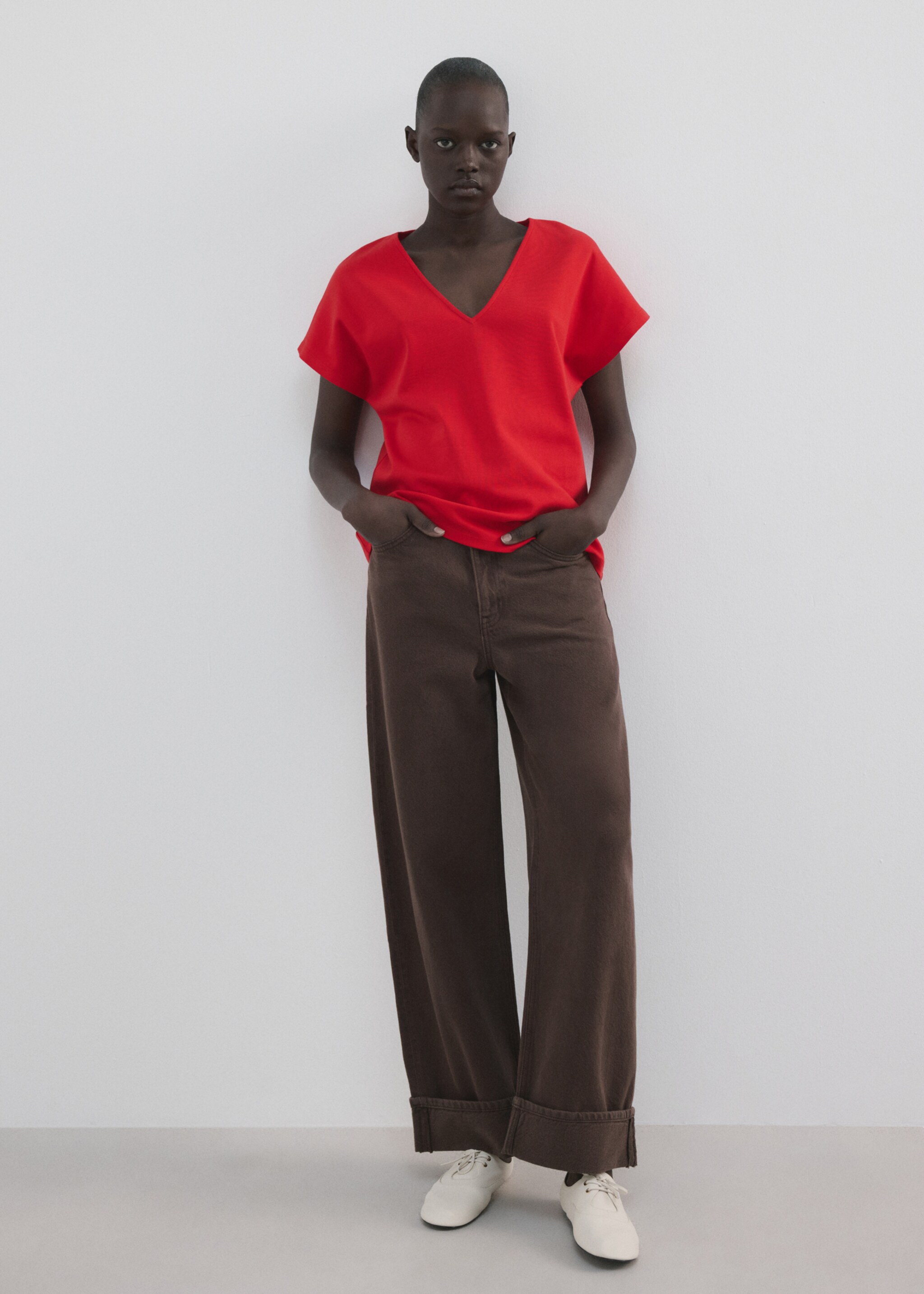 تي شيرت قطني بتصميم رقبة على شكل حرف V - رؤية عامة, أحمر. Ref: 27057164-00.