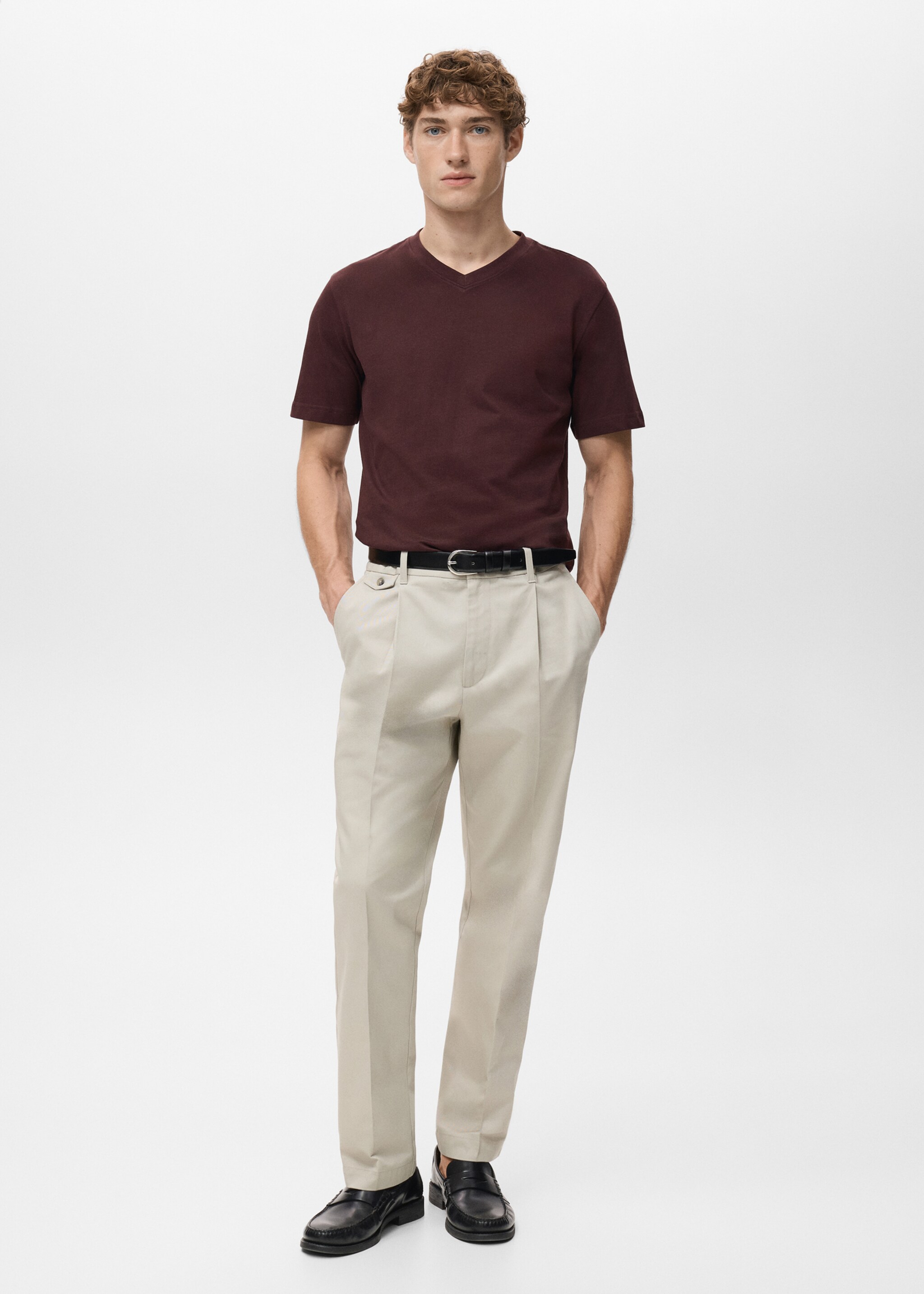 T-shirt 100 % coton col V slim-fit - Plan général, Bordeaux. Ref: 27061261-00.