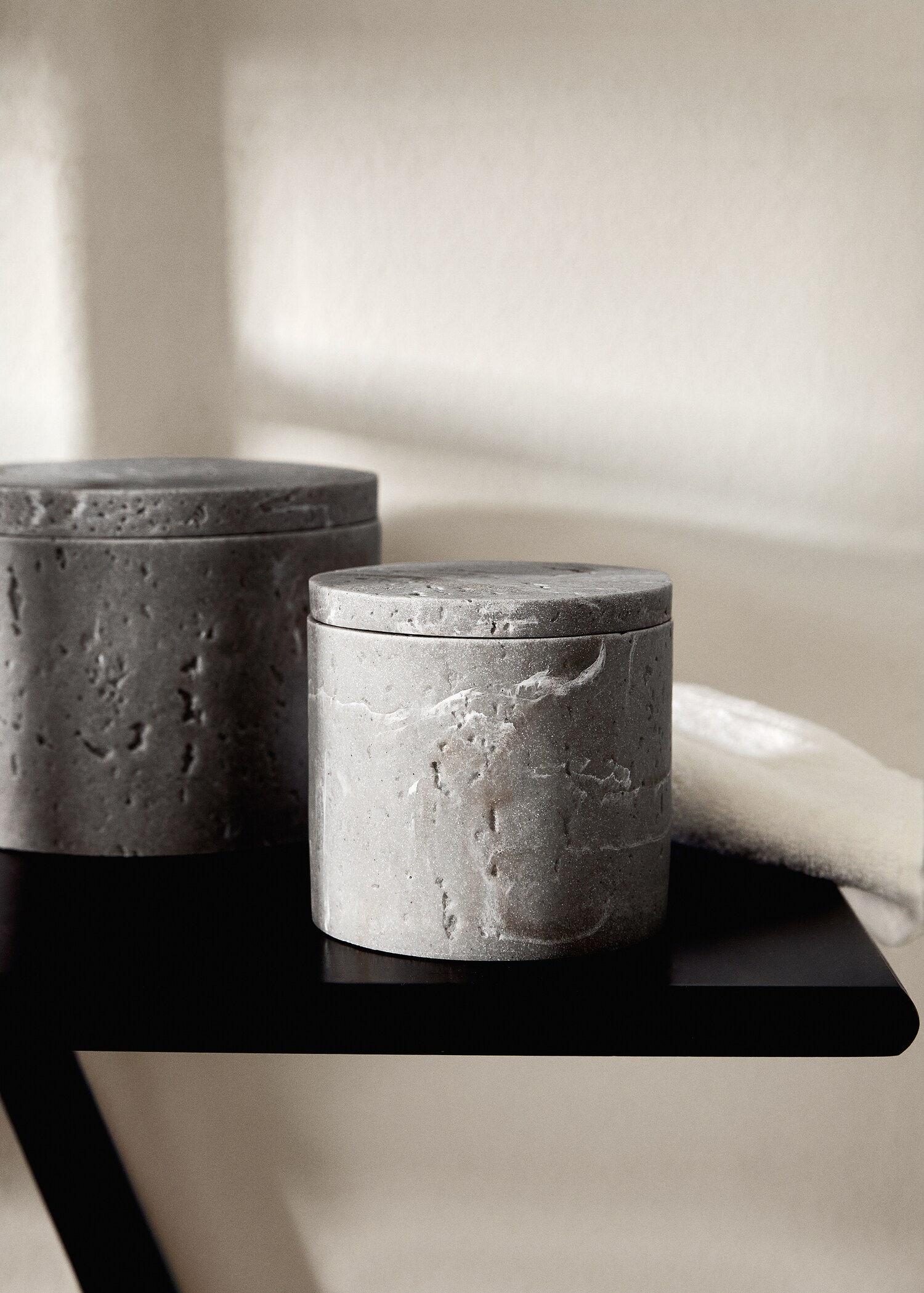 Small travertine-effect resin bathroom jar - General plane