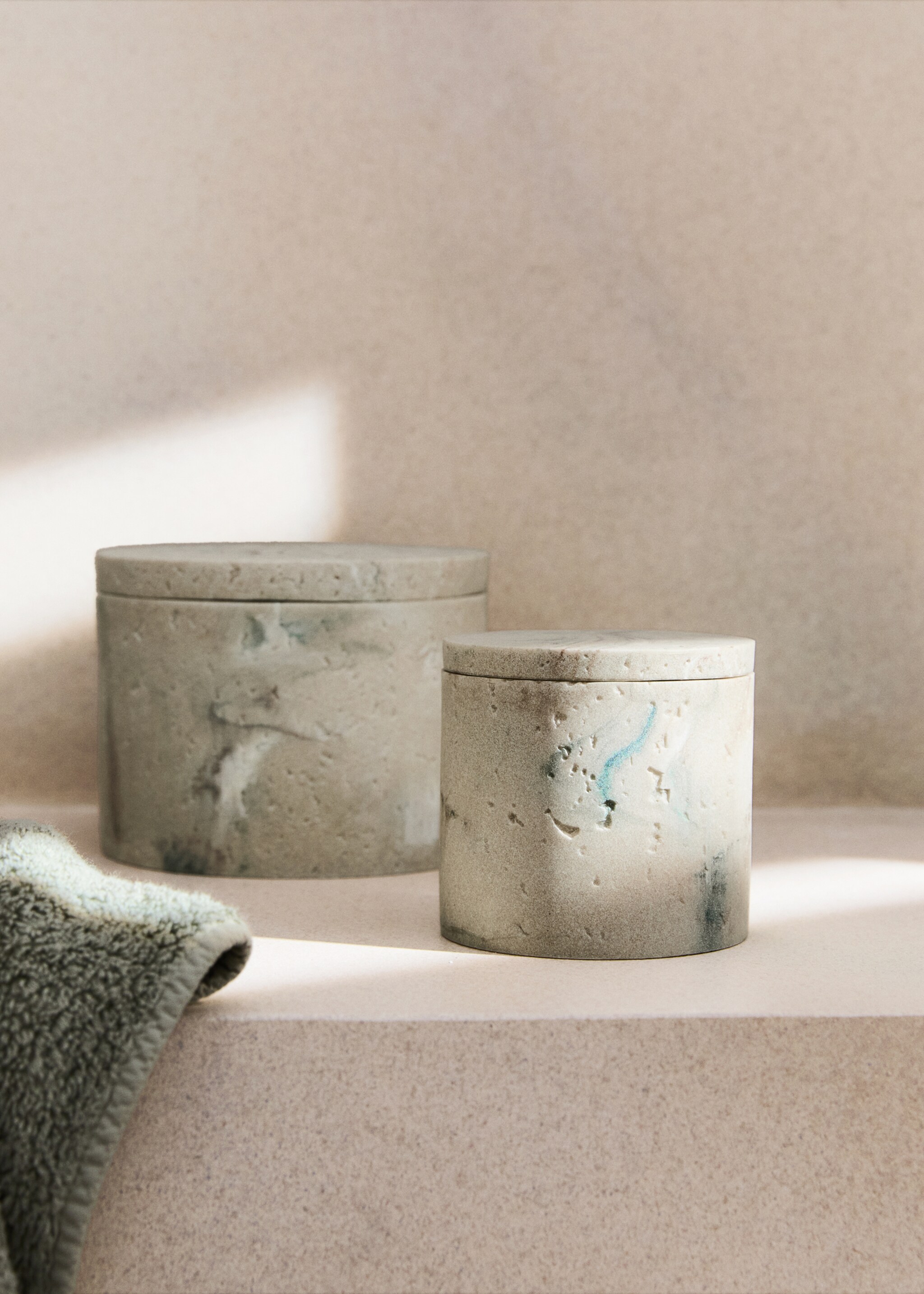 Small travertine-effect resin bathroom jar - General plane, Sand. Ref: 27061296-00.