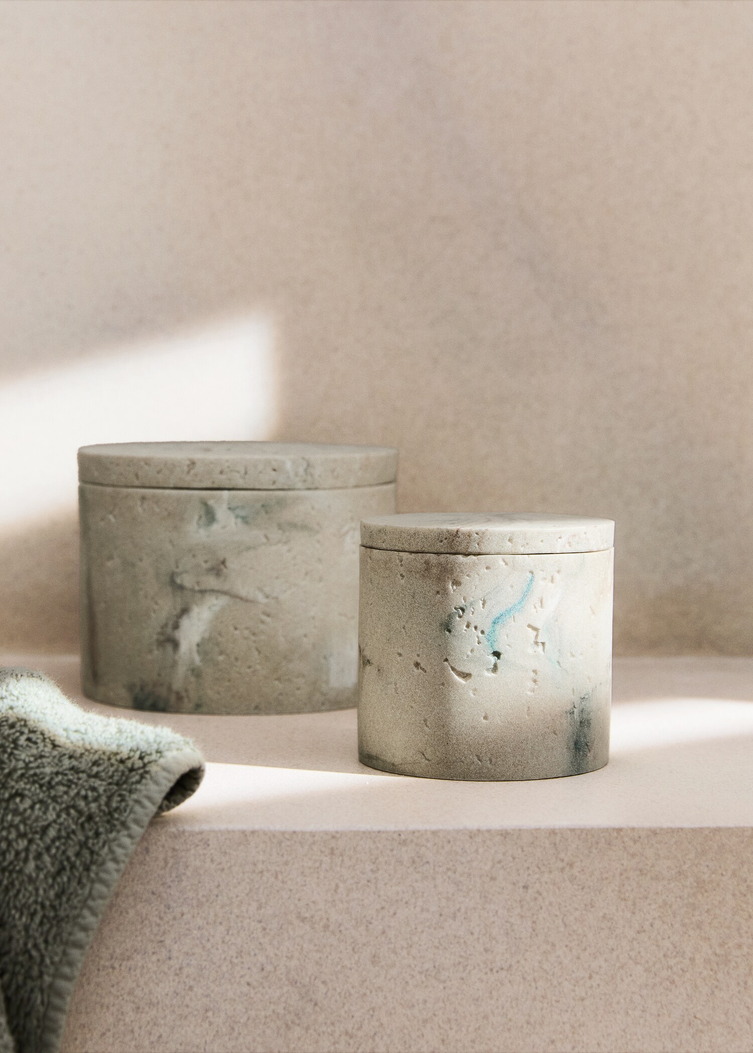 Small travertine-effect resin bathroom jar - General plane