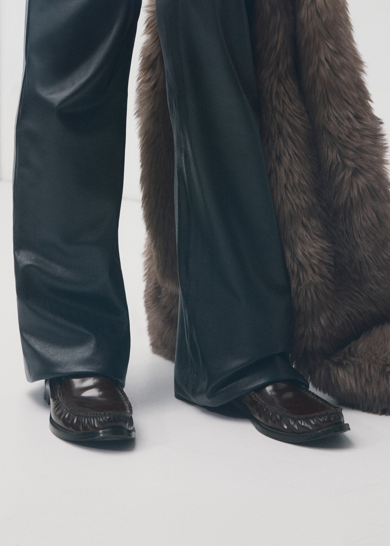 Gathered leather moccasin - General plane