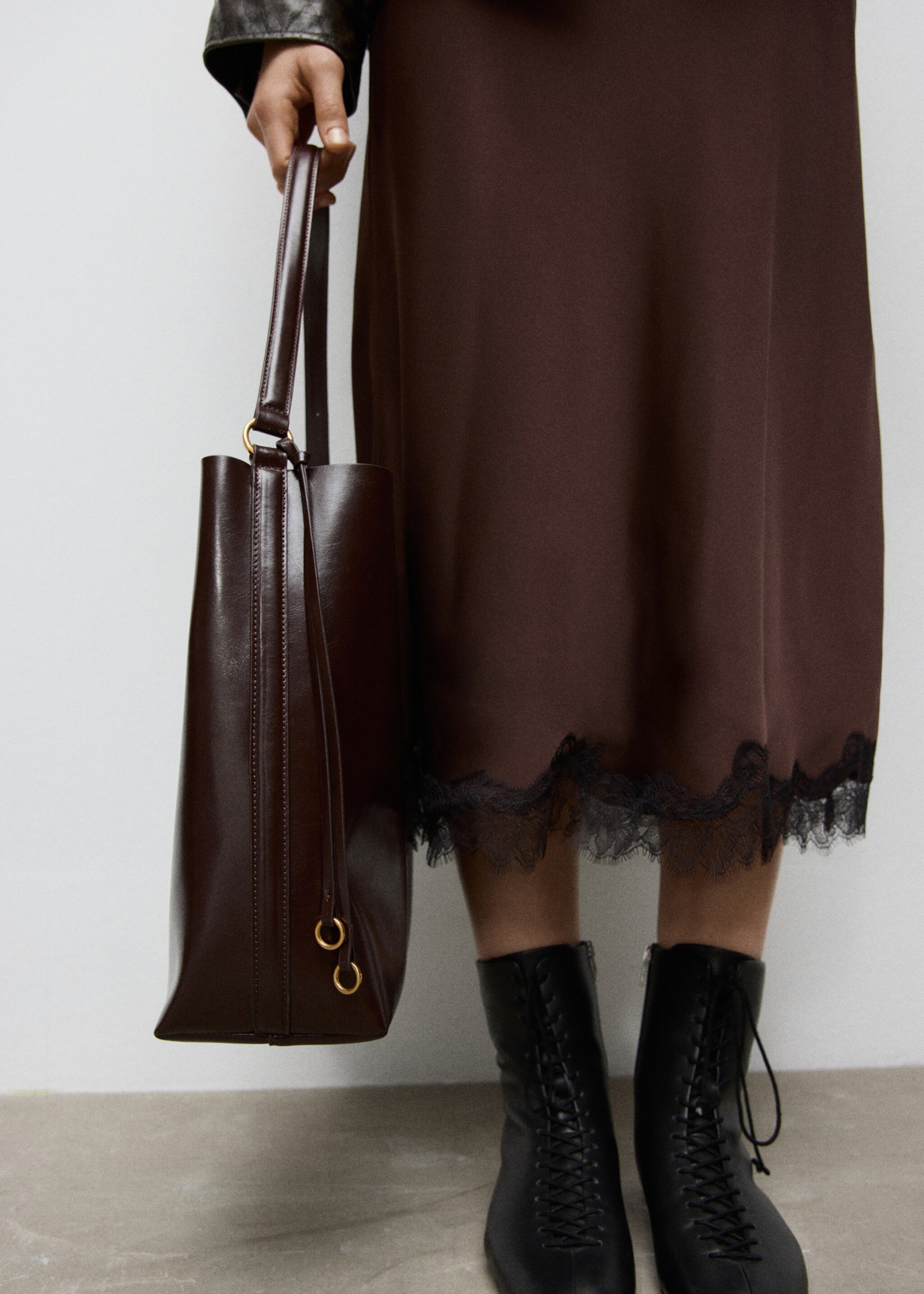 Sac porté épaule finition brillante - Plan général, Chocolat. Ref: 27061347-00.