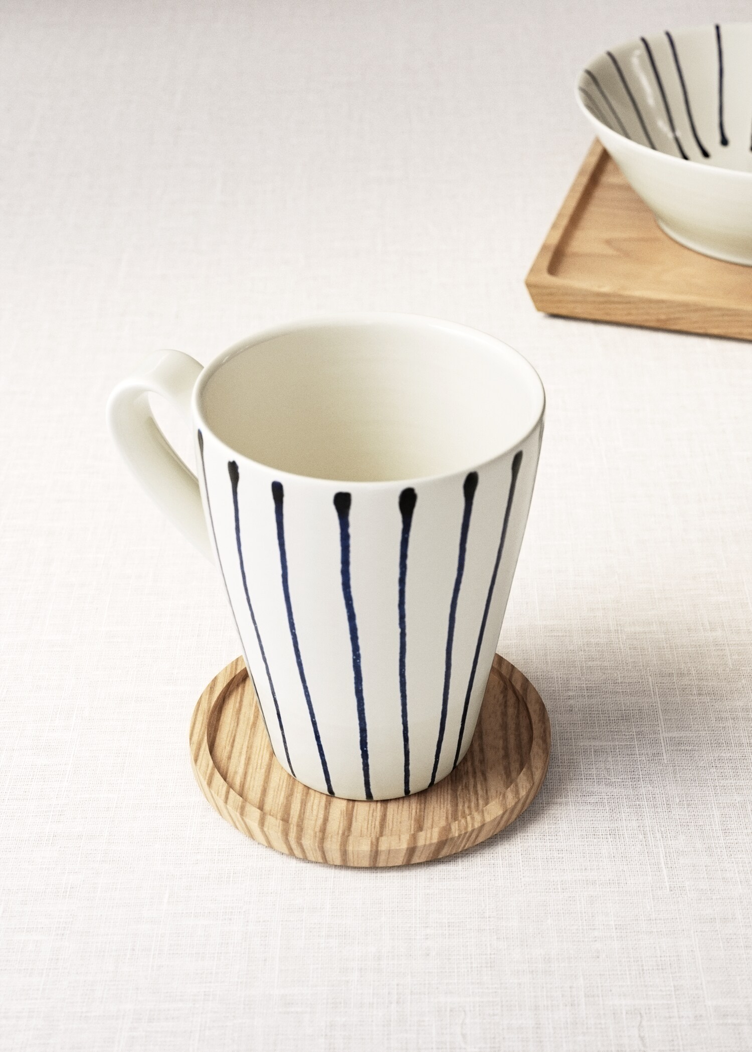 Stoneware striped tea cup - General plane