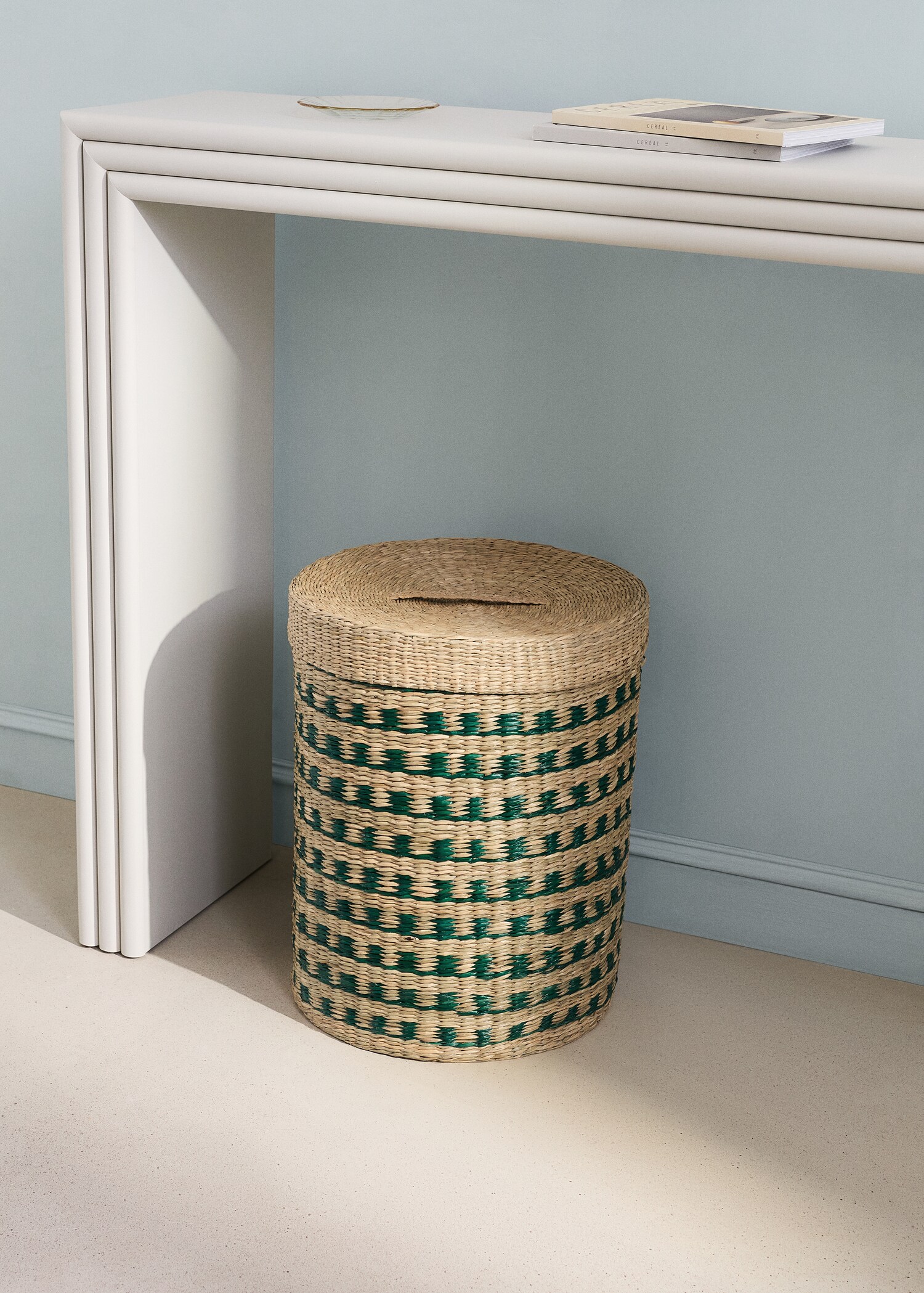 Cistella llarga fibres naturals bicolor - Pla general