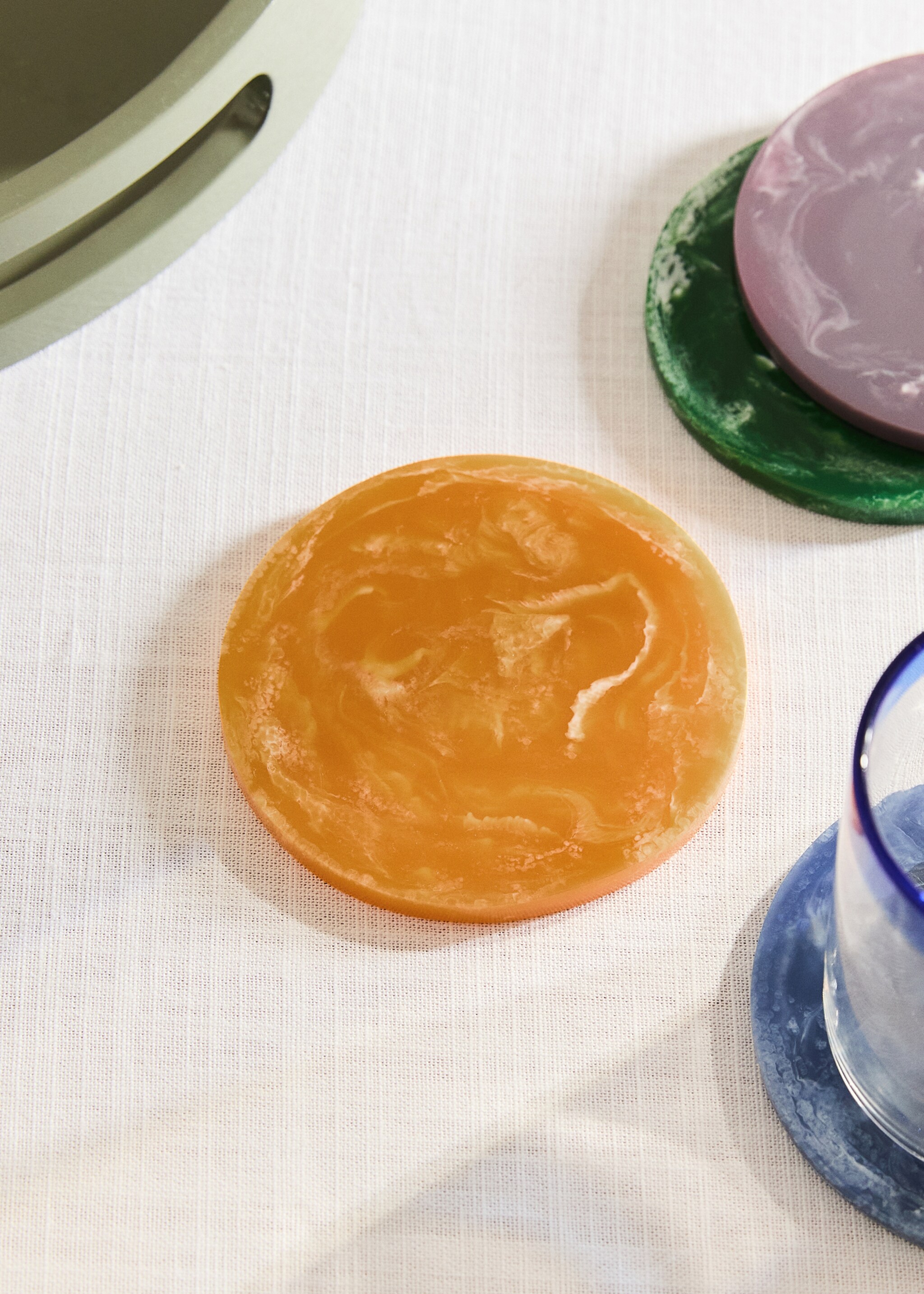 Glasunderlägg i färgad harts - Allmän bild, Oljeblå. Ref: 27062912-00.