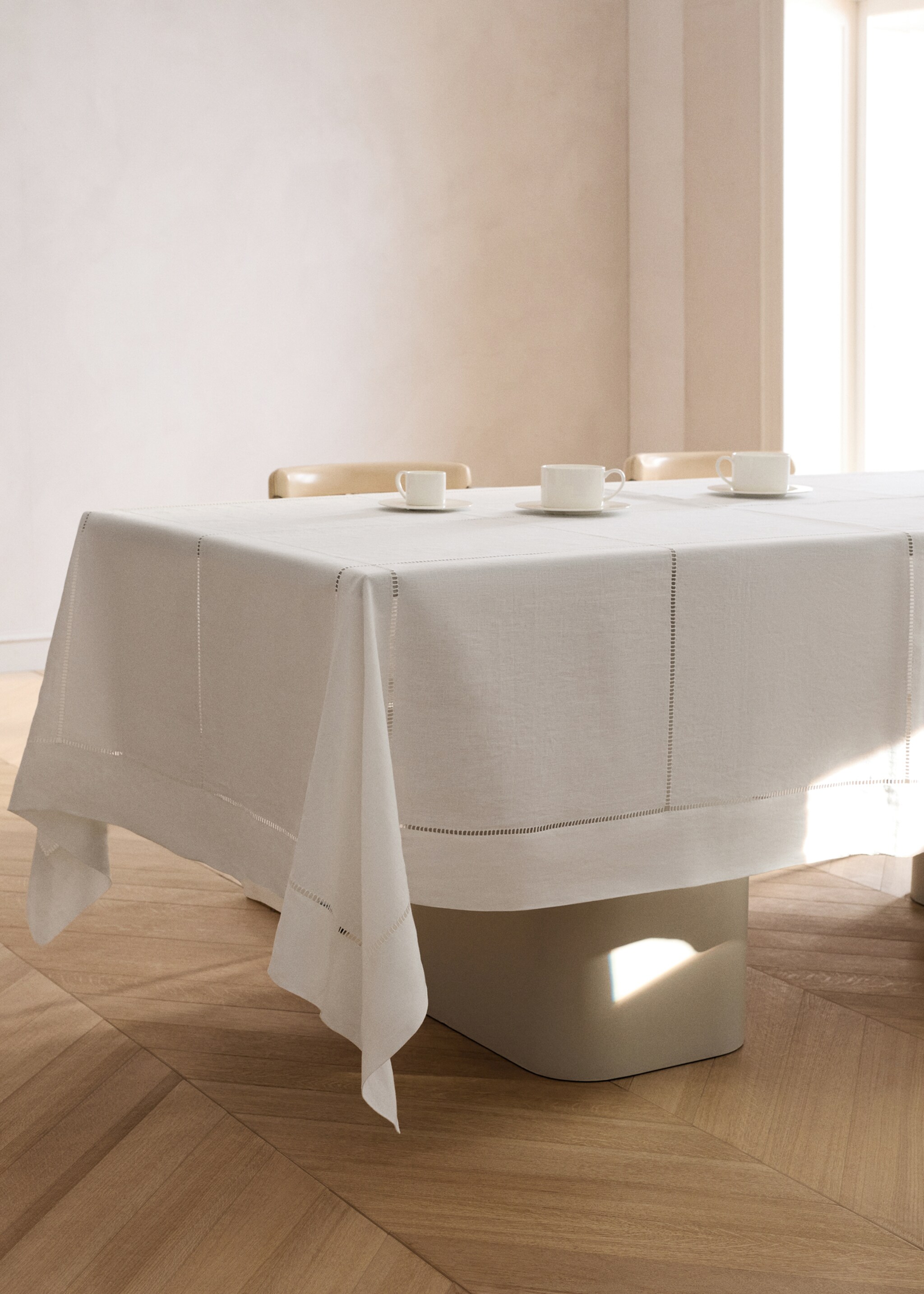 Embroidered hemstitch linen tablecloth for 6 to 8 guests - General plane, White. Ref: 27063285-00.