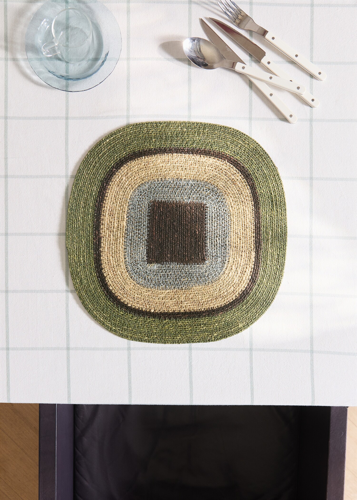 Oval seagrass placemat - General plane