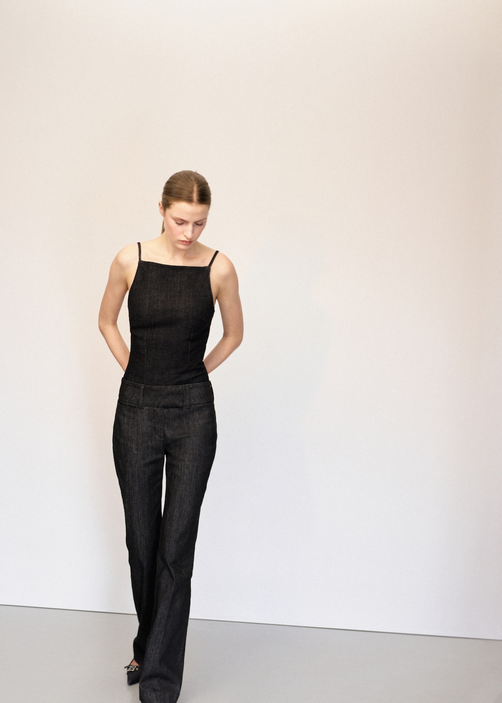 Mid-rise flared jeans - image 2