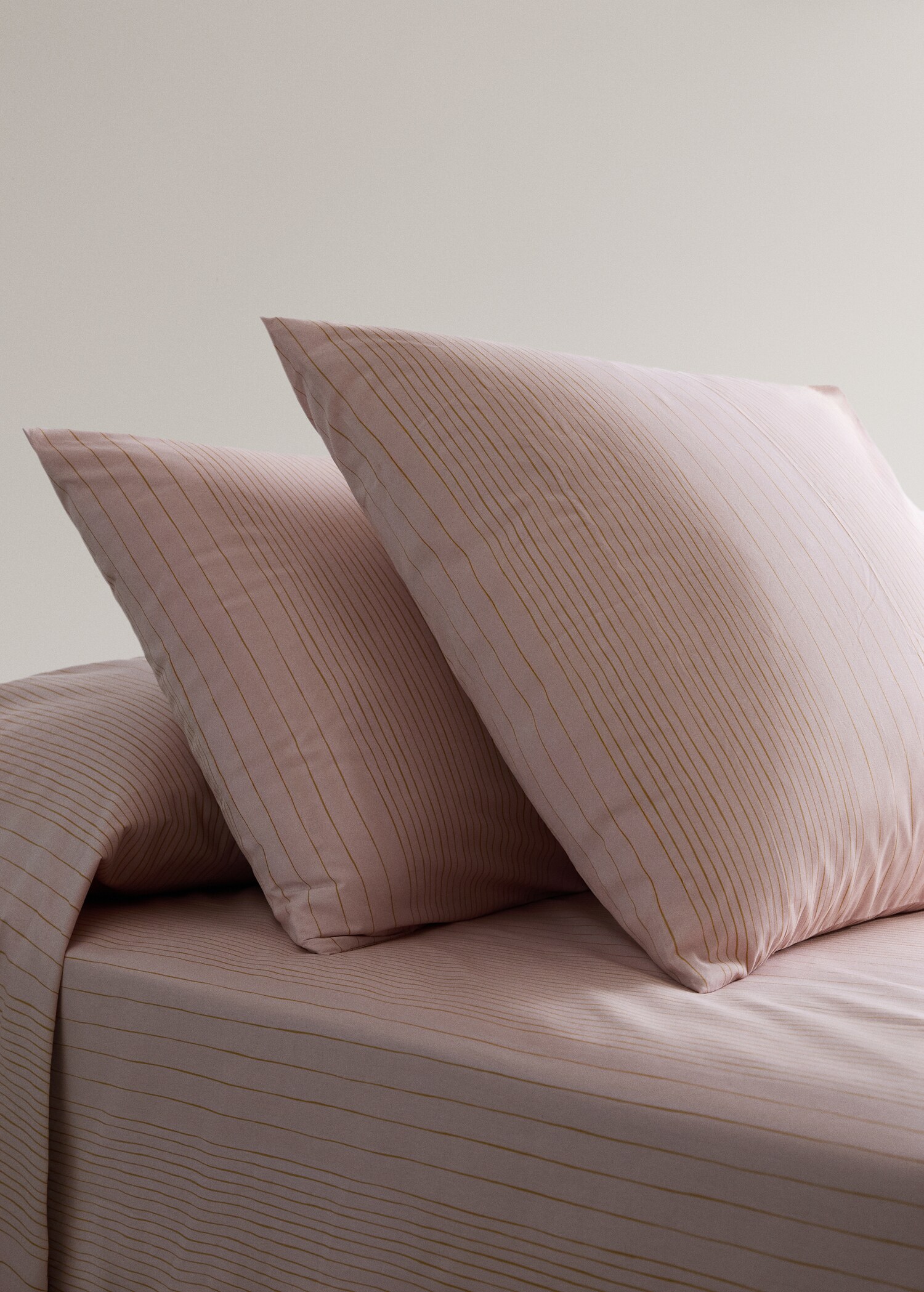 Two percale cotton pillowcases with watercolour stripes 50x75 cm - General plane