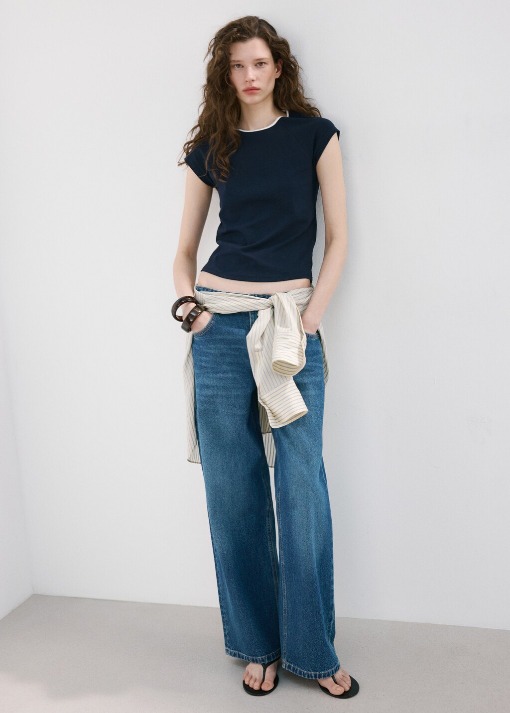 Low-rise wide leg jeans