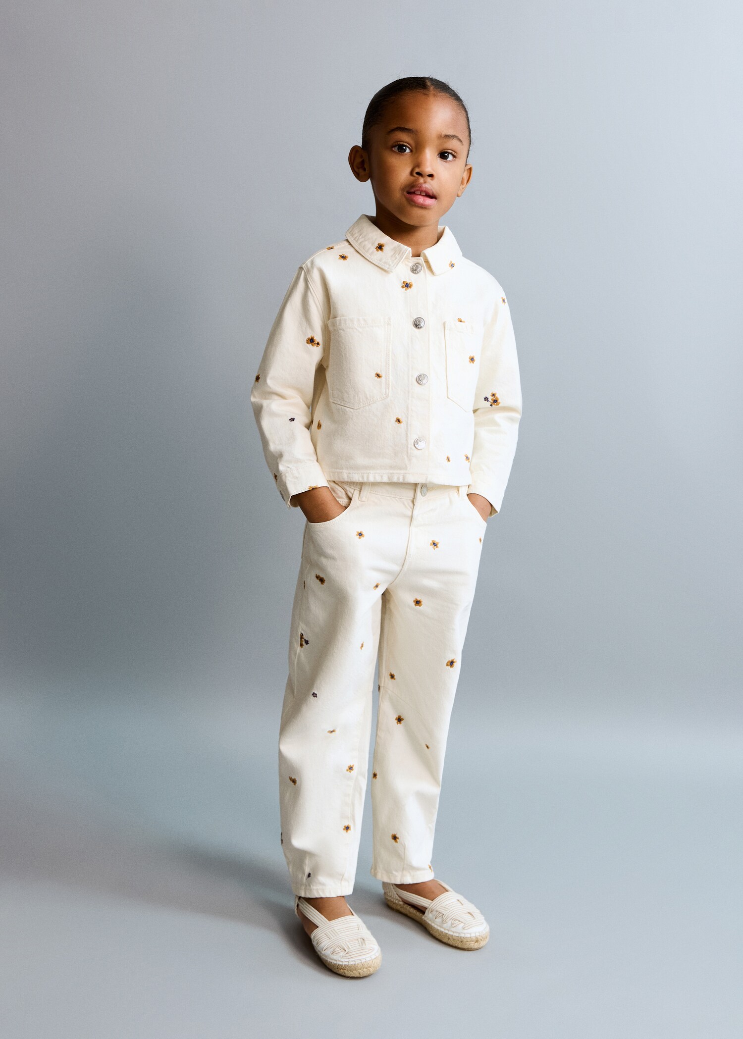 Jeans rectos bordado flores - Plano general