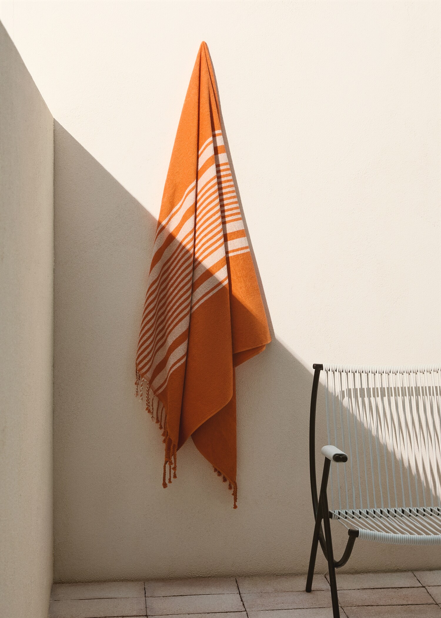 Striped beach towel with tassel detail - General plane