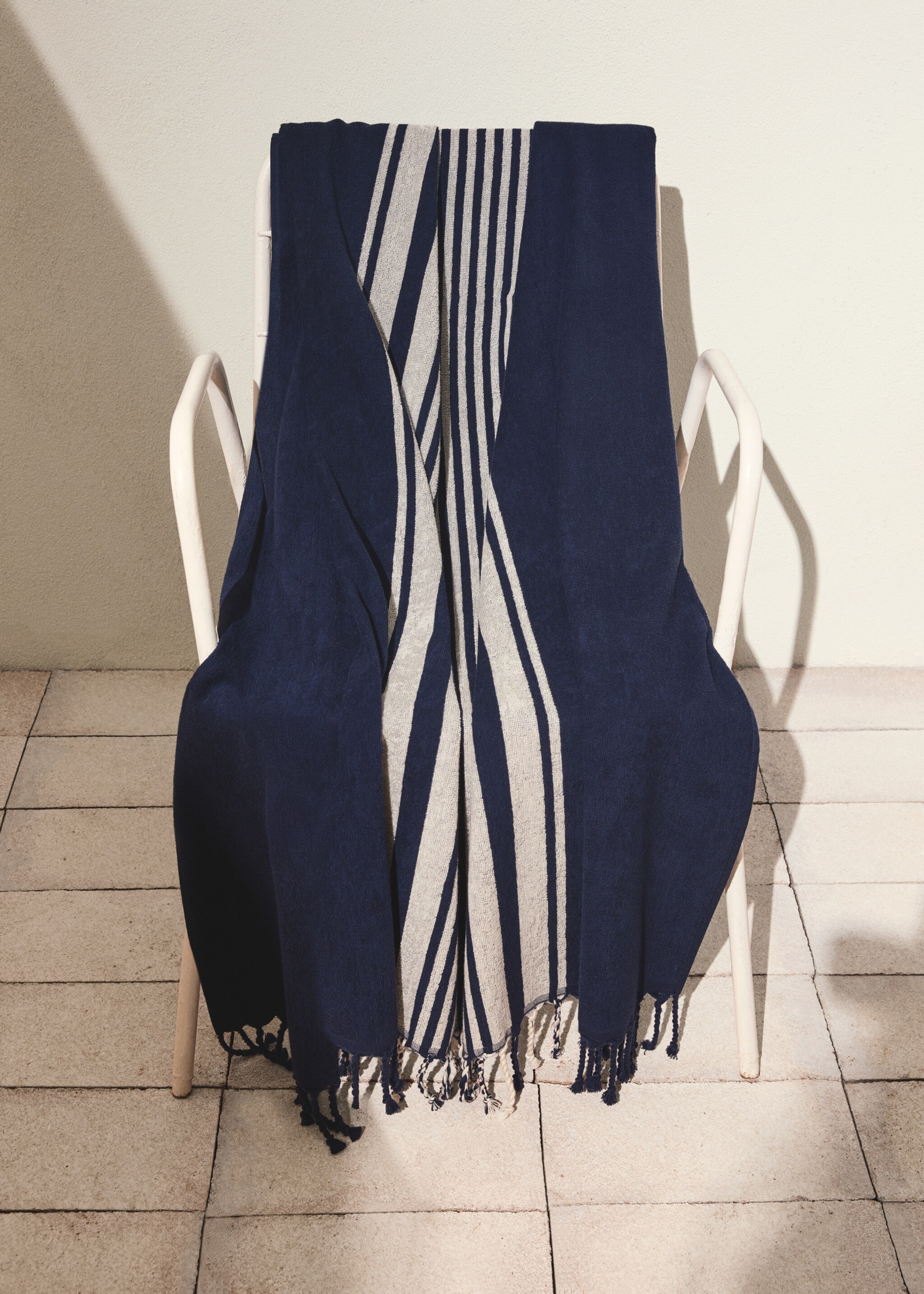 Striped beach towel with tassel detail - General plane, Navy. Ref: 27066357-00.