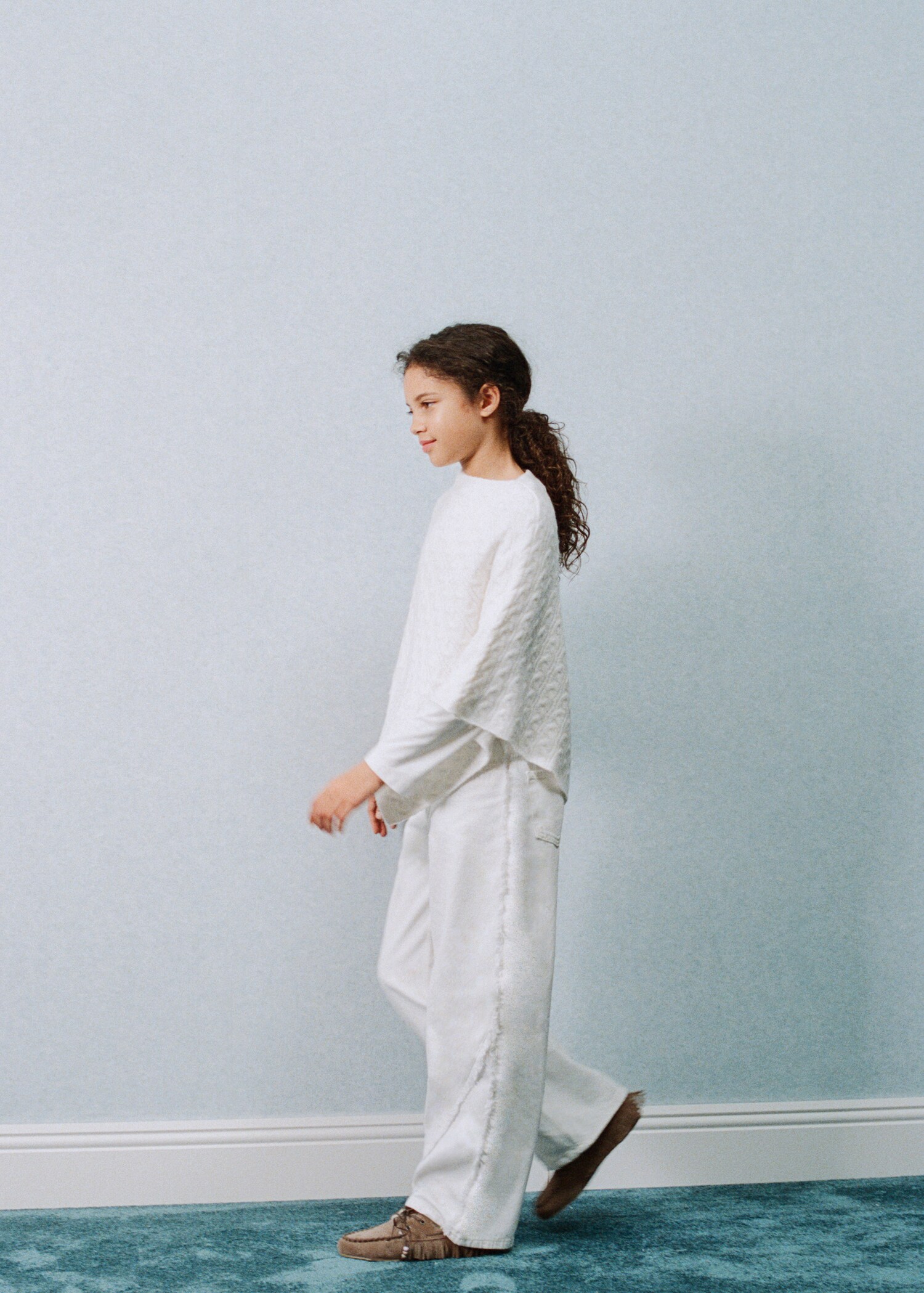 Cable-knit poncho - General plane