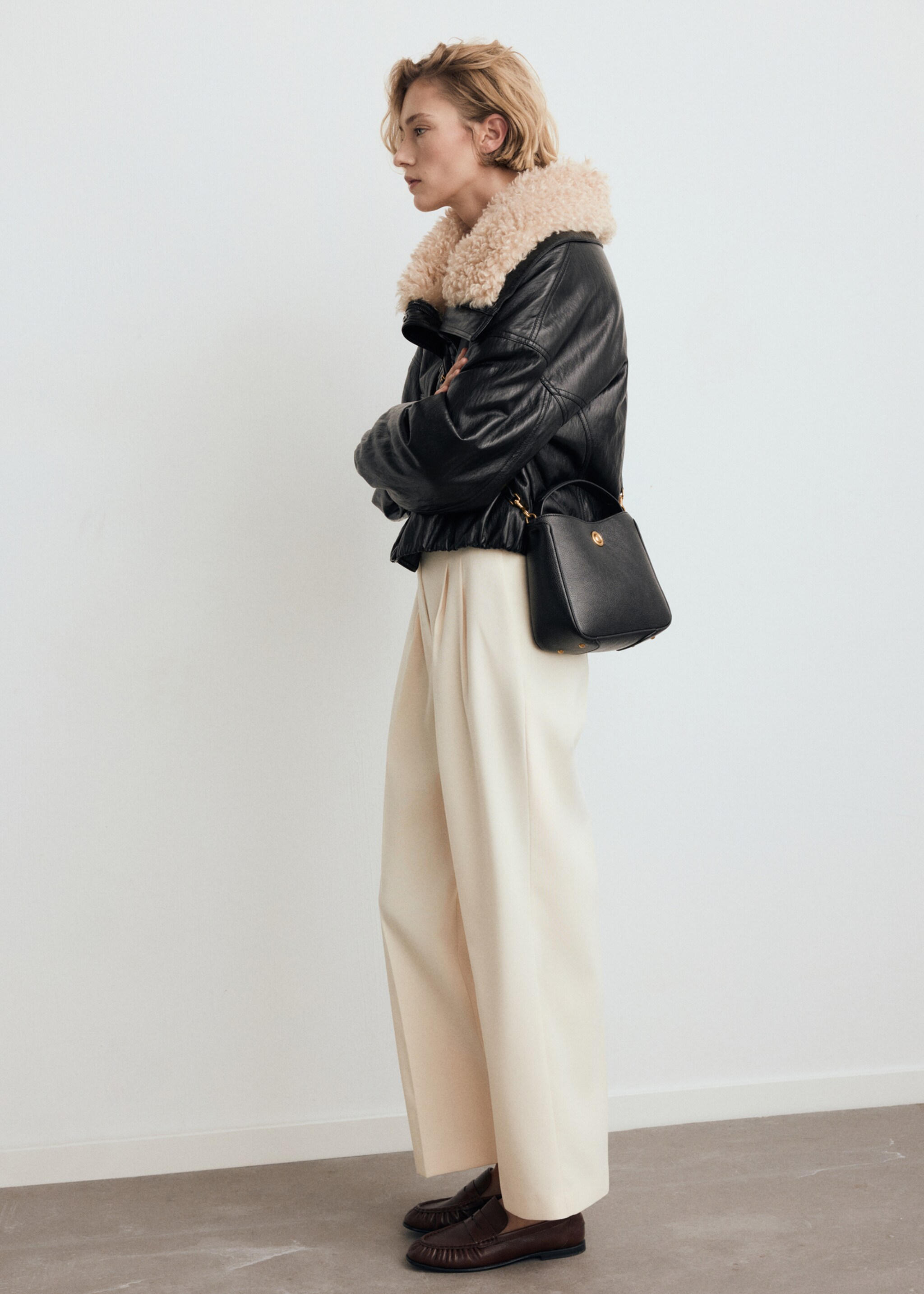 Small bucket bag with metal detail - General plane, Black. Ref: 27071197-00.