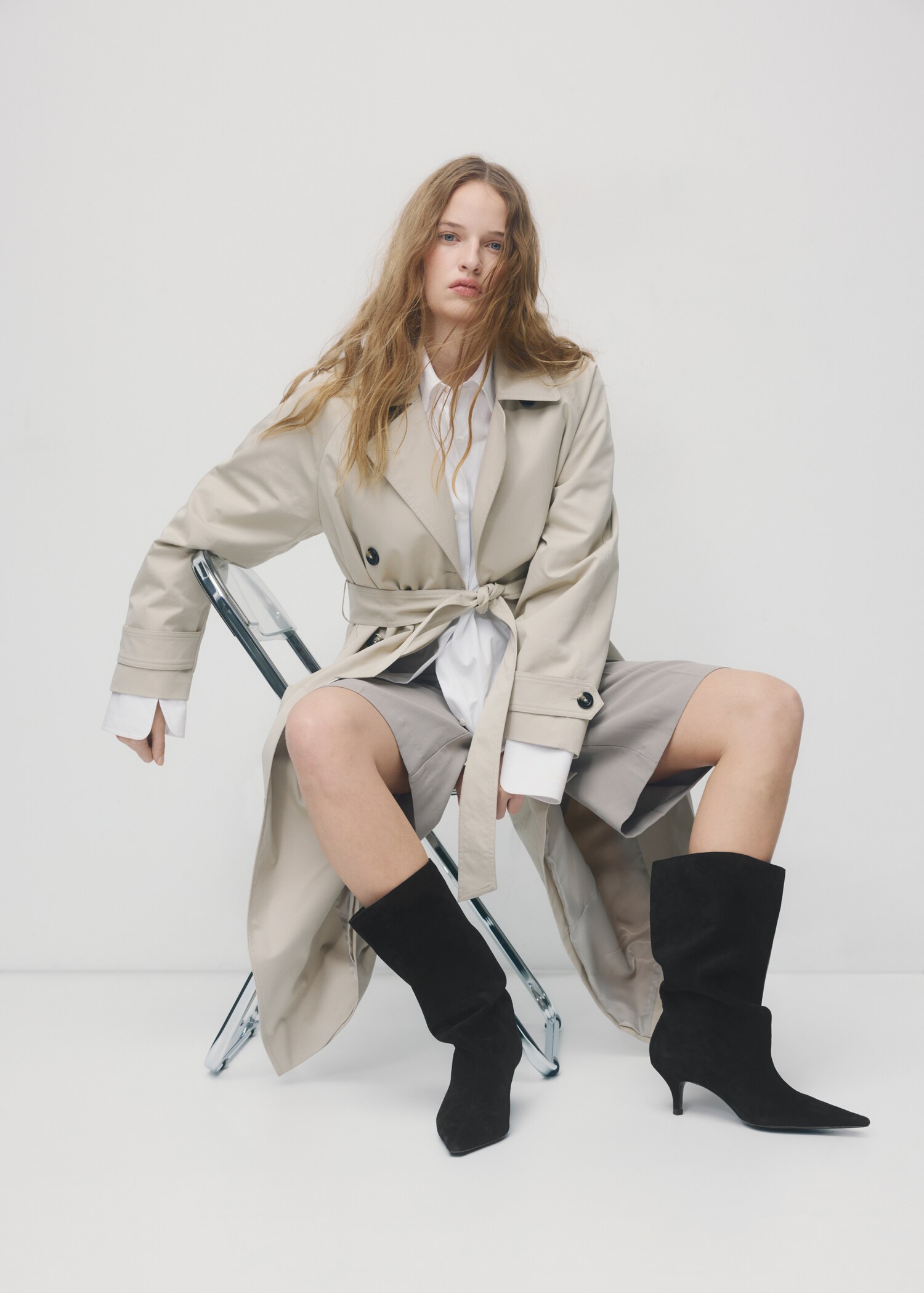 Wildleder-Bootie mit Absatz und spitzer Zehenpartie - Allgemeine Ansicht