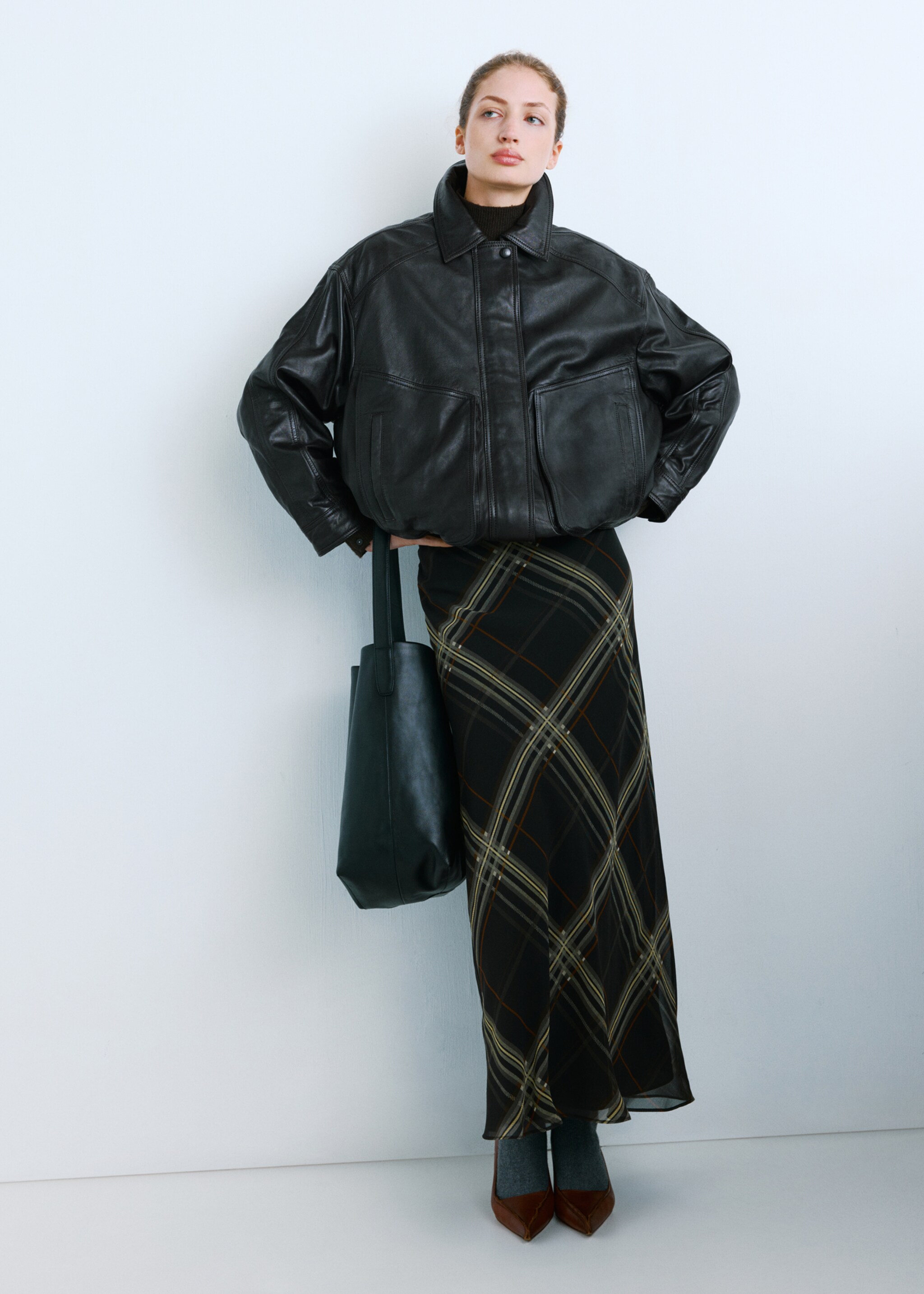 Blouson oversize cuir - Plan général, Marron. Ref: 27071285-00.