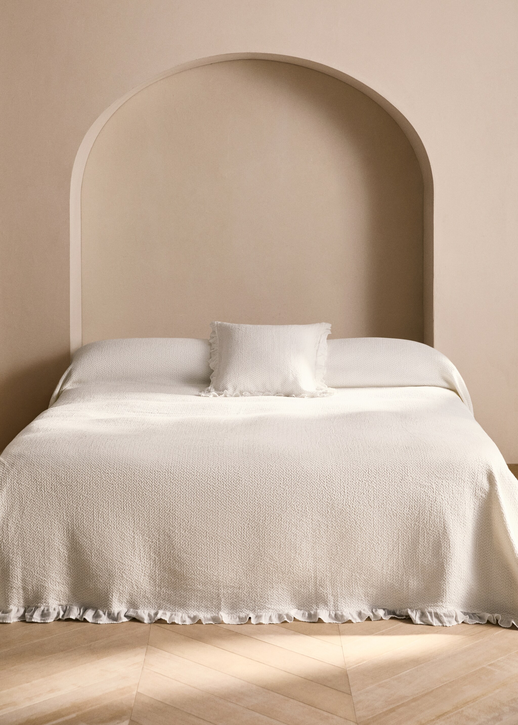 Cotton ruffle-finish bedspread for 90/105 cm bed - General plane, Ecru. Ref: 27071303-00.