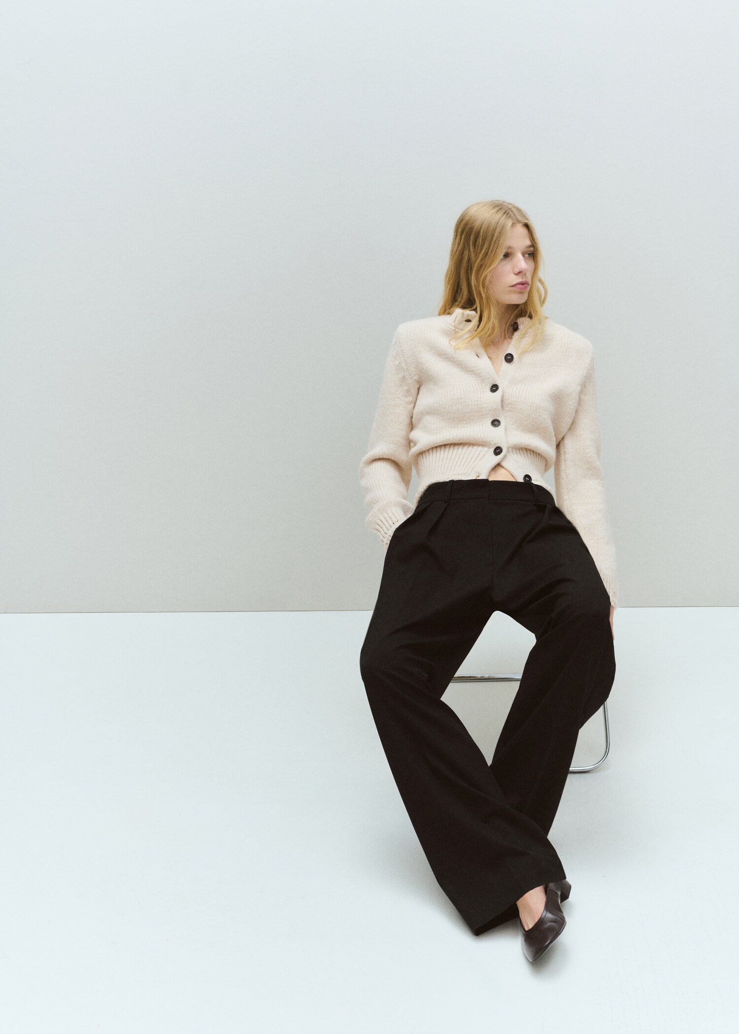 Knitted button cardigan - General plane