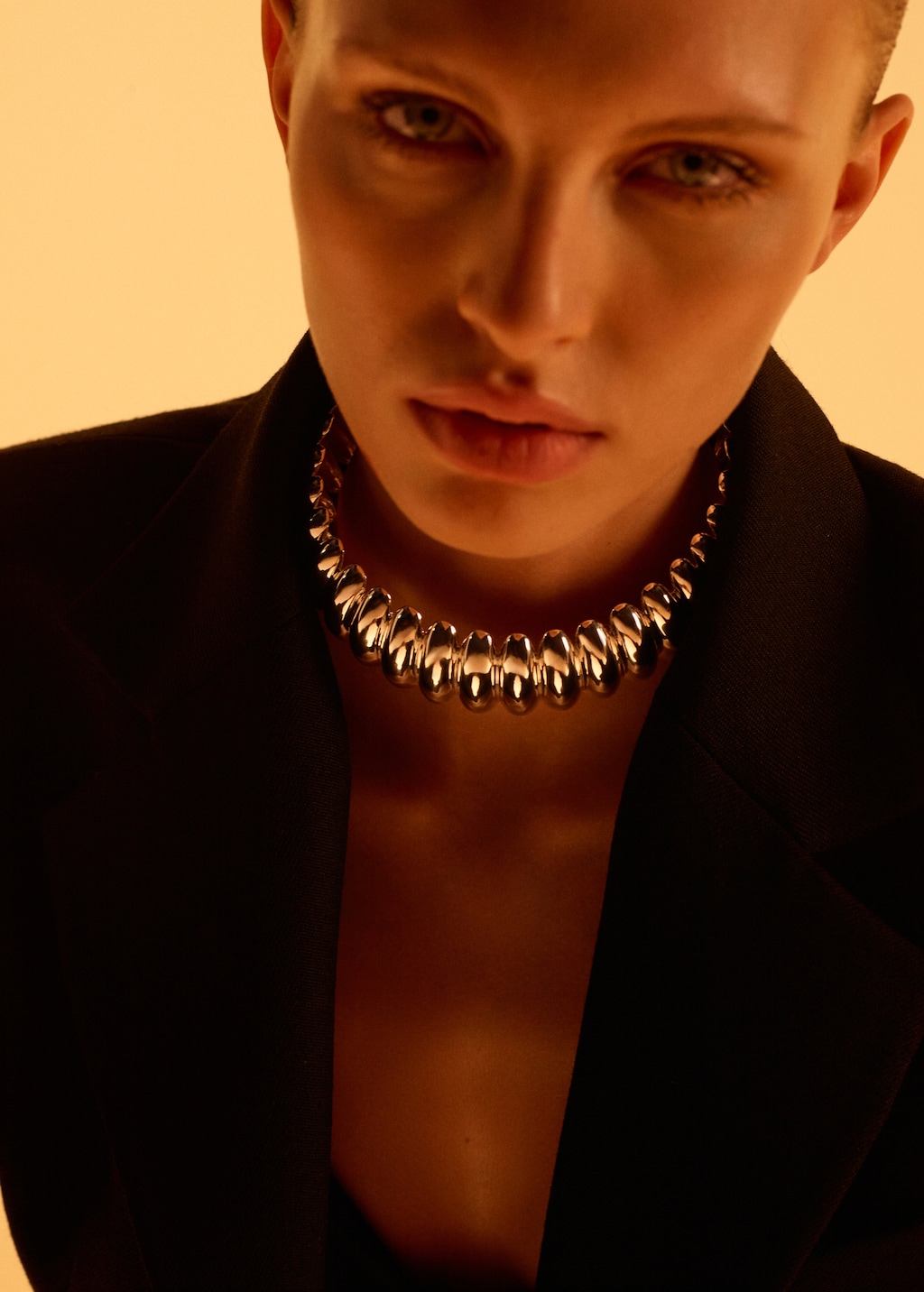 Starres Choker-Collier mit Relief