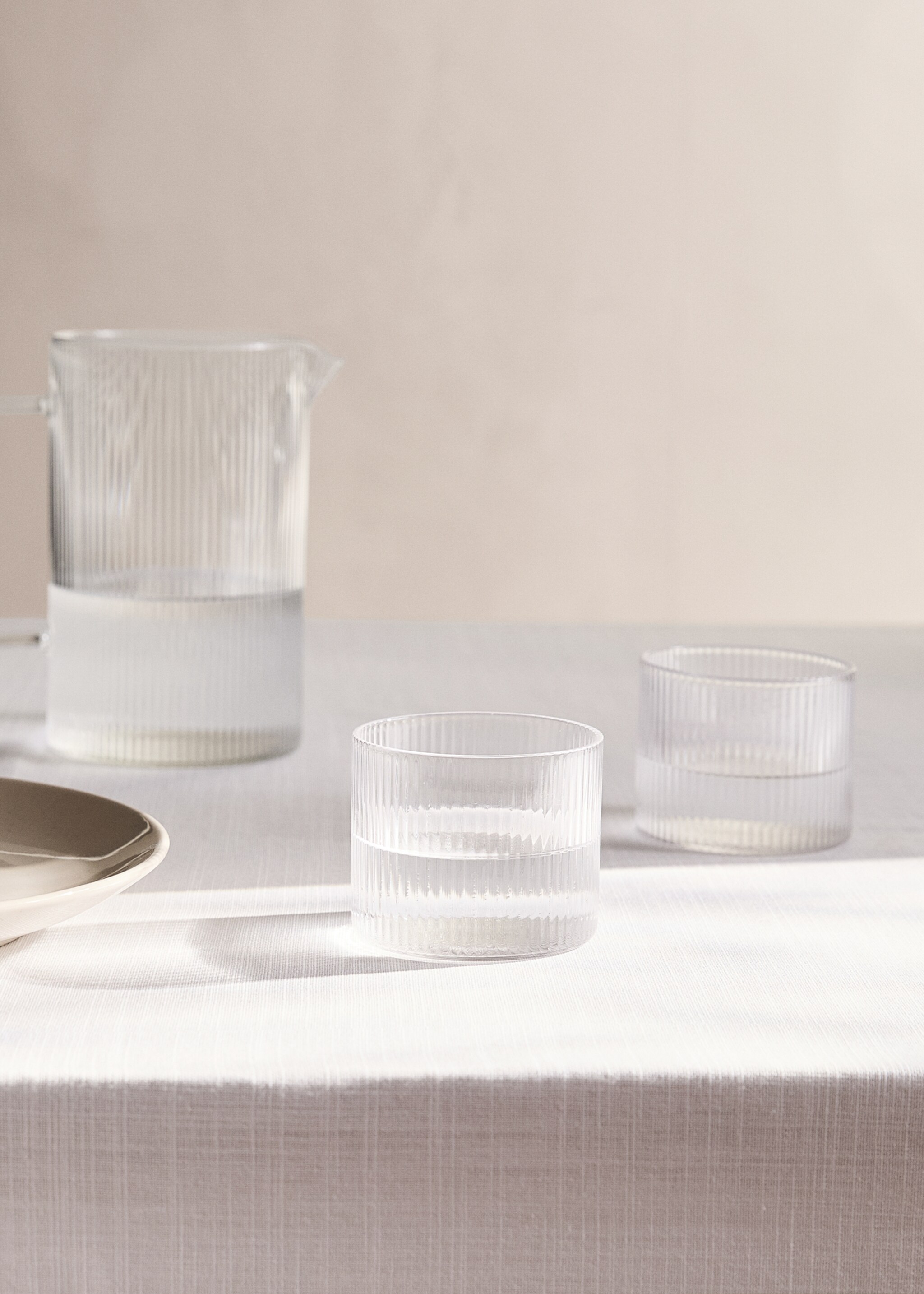 Borosilikat-Glas mit Linienrelief - Allgemeine Ansicht, Eisgrau. Ref: 27071322-00.