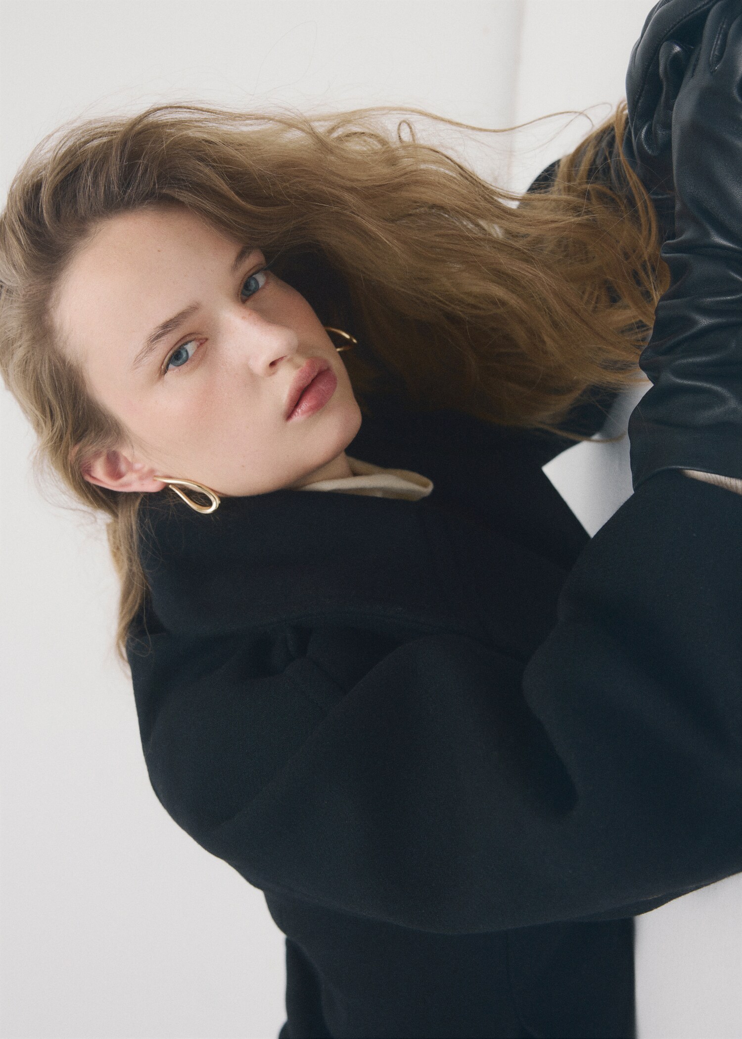 أقراط بطوق ملوي - رؤية عامة