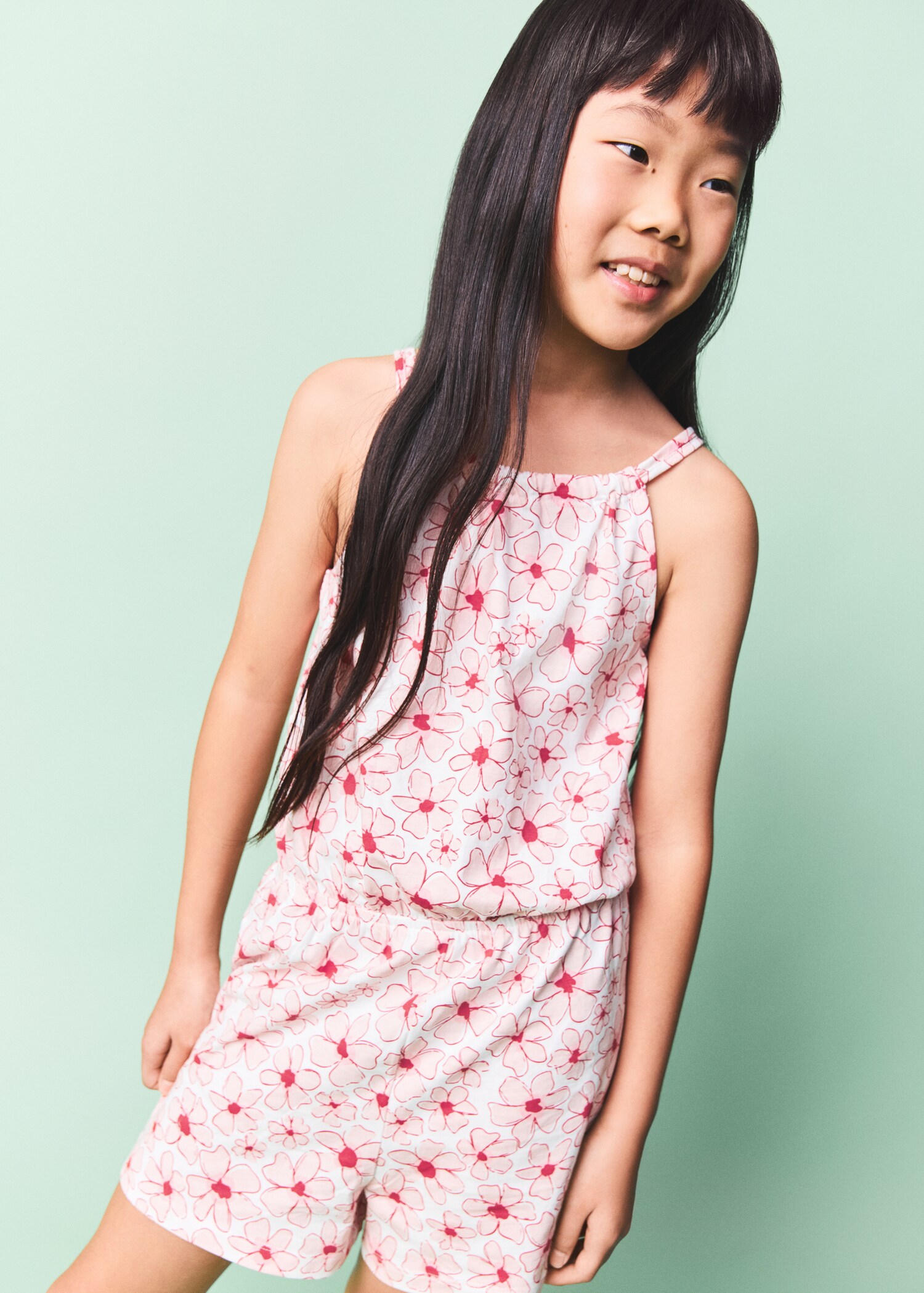 Mono corto flores - Plano general