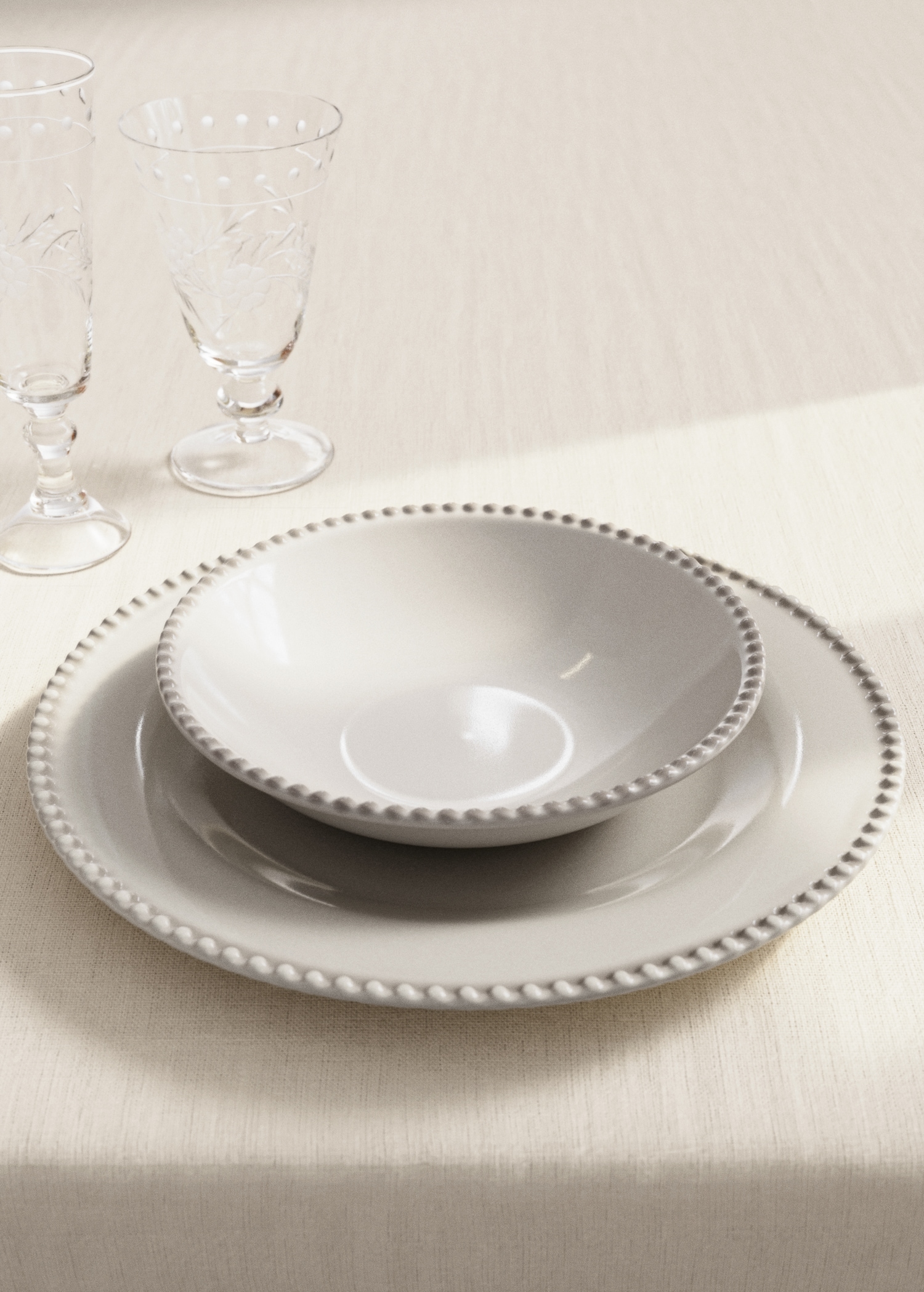 Suppenteller aus Steingut mit verziertem Rand - Allgemeine Ansicht